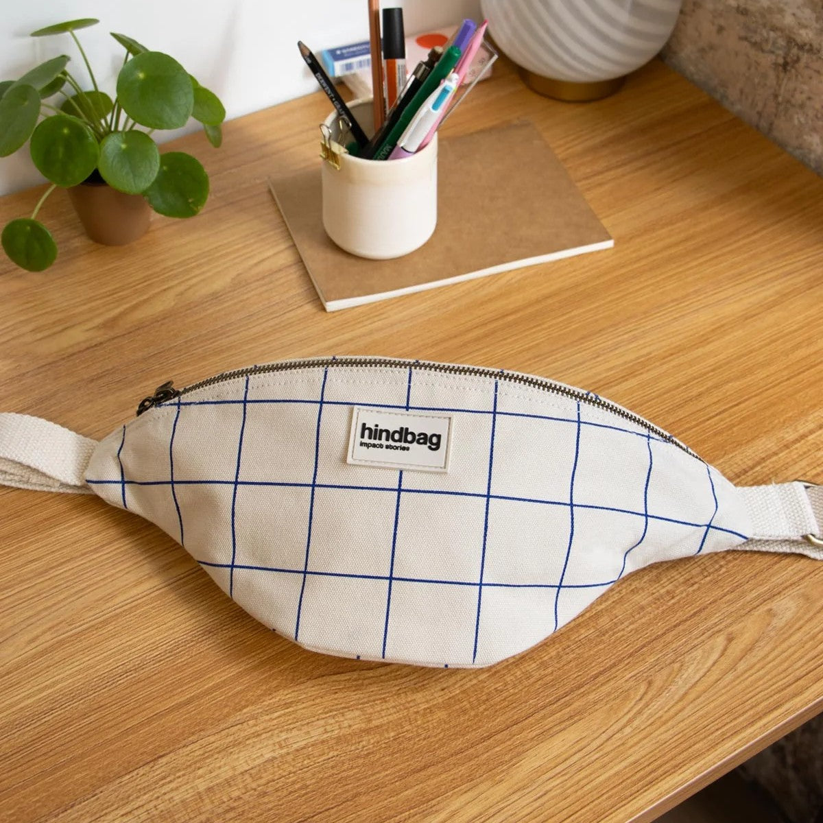 Bauchtasche Olivia mit Karomuster in Naturweiß und Blau von Hindbag bei Frau Rabe im Concept Store Die Halle