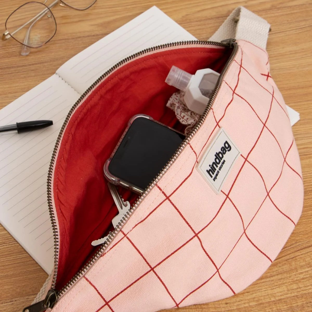 Bauchtasche Olivia mit Karomuster in Rosa und Rot von Hindbag bei Frau Rabe im Concept Store Die Halle