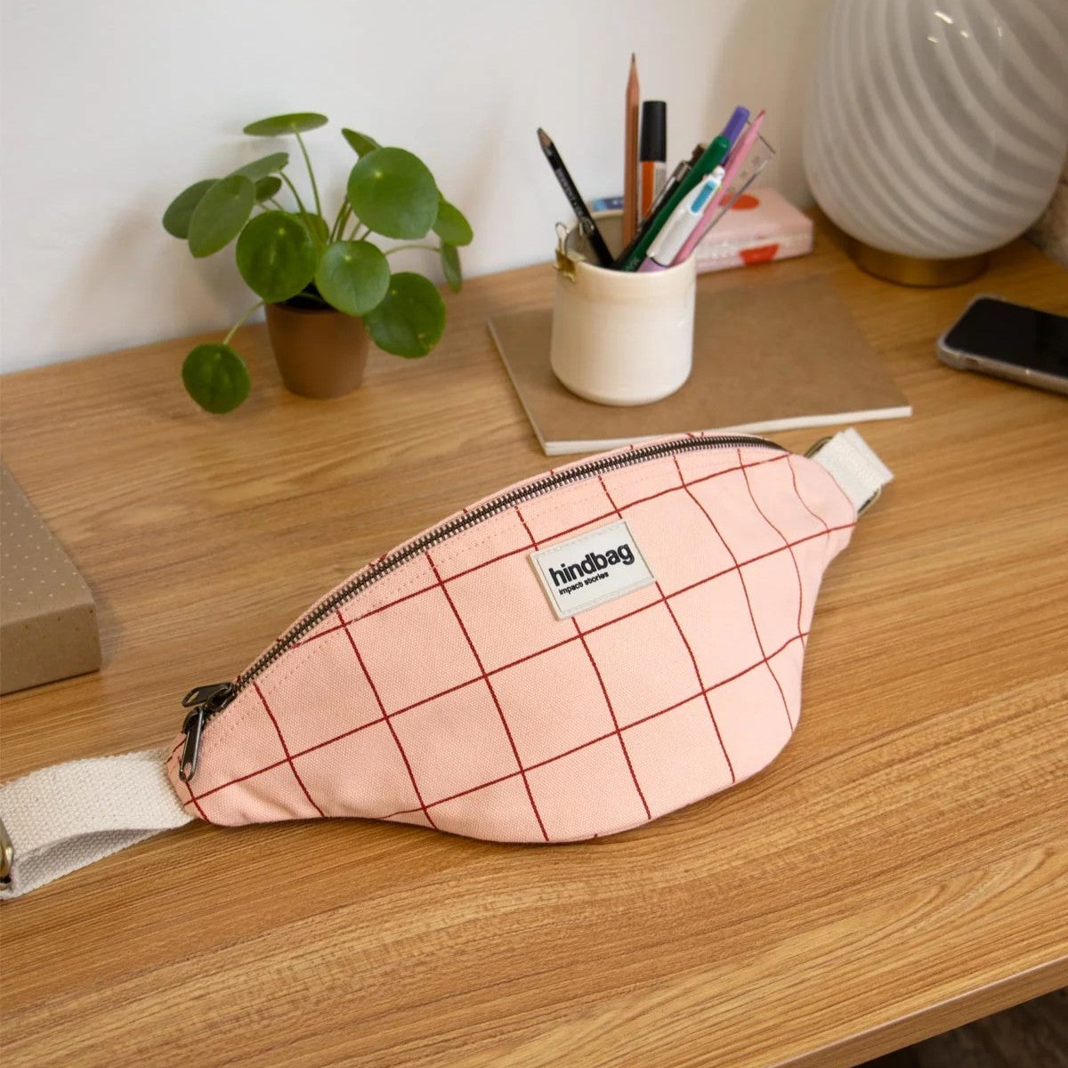 Bauchtasche Olivia mit Karomuster in Rosa und Rot von Hindbag bei Frau Rabe im Concept Store Die Halle