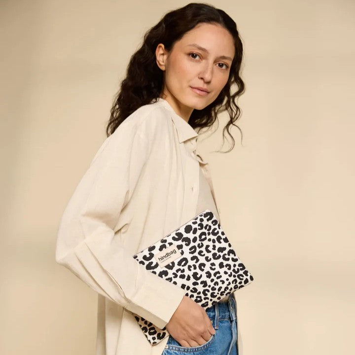 Beutel Ema mit Leopard Muster in Naturweiß von Hindbag bei Frau Rabe im Concept Store Die Halle