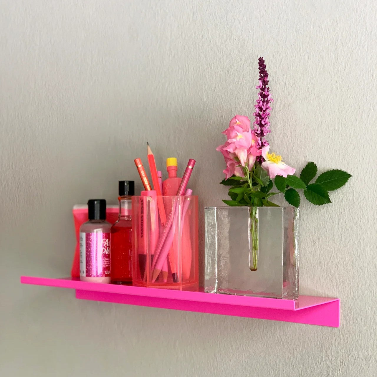 Kolor Wandregal Z in der Größe Small in Neon Pink bei Frau Rabe im Concept Store Die Halle