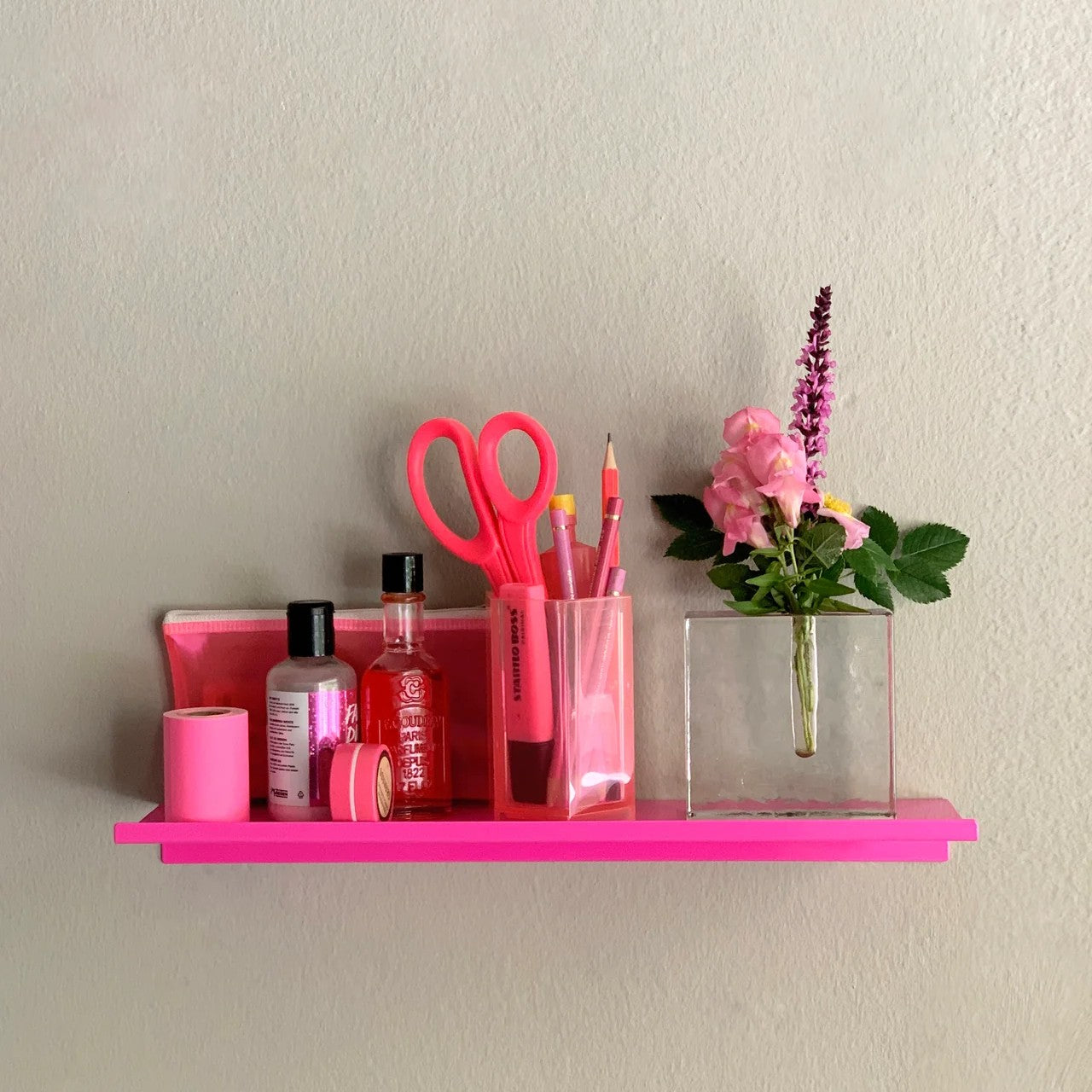 Kolor Wandregal Z in der Größe Small in Neon Pink bei Frau Rabe im Concept Store Die Halle