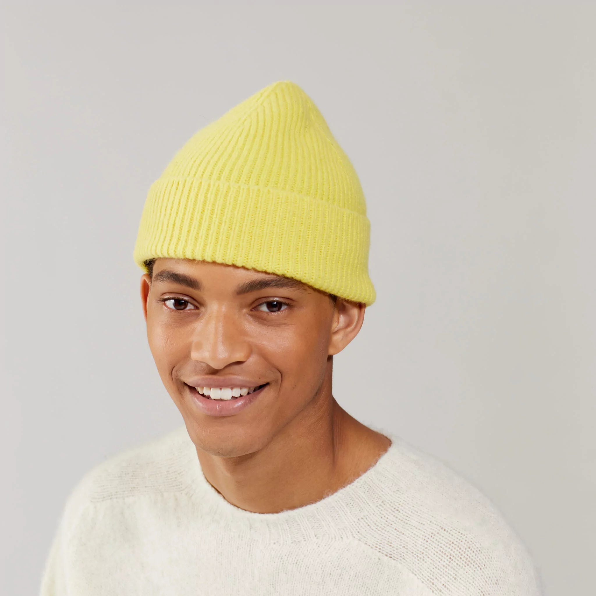 Beanie in der Farbe Acid Yellow von Le Bonnet bei Frau Rabe im Concept Store Die Halle