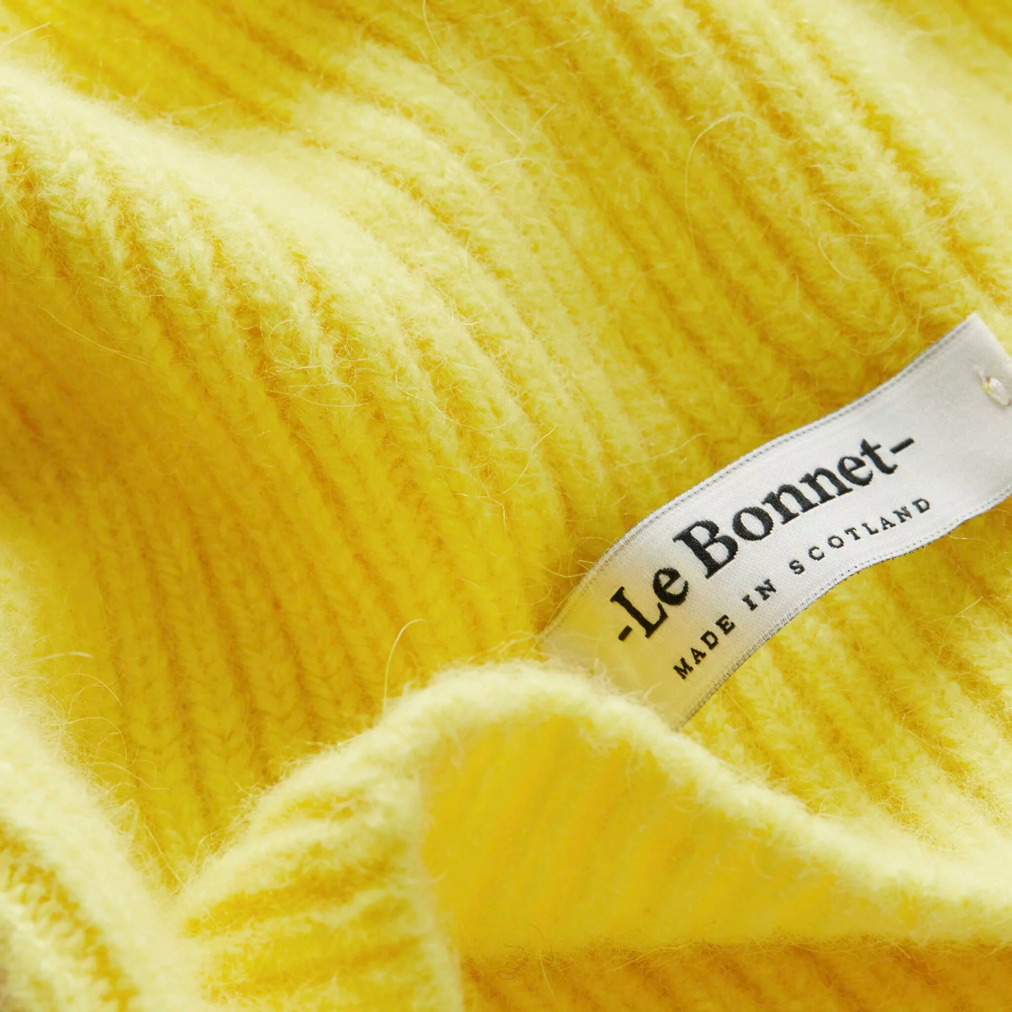 Beanie in der Farbe Acid Yellow von Le Bonnet bei Frau Rabe im Concept Store Die Halle