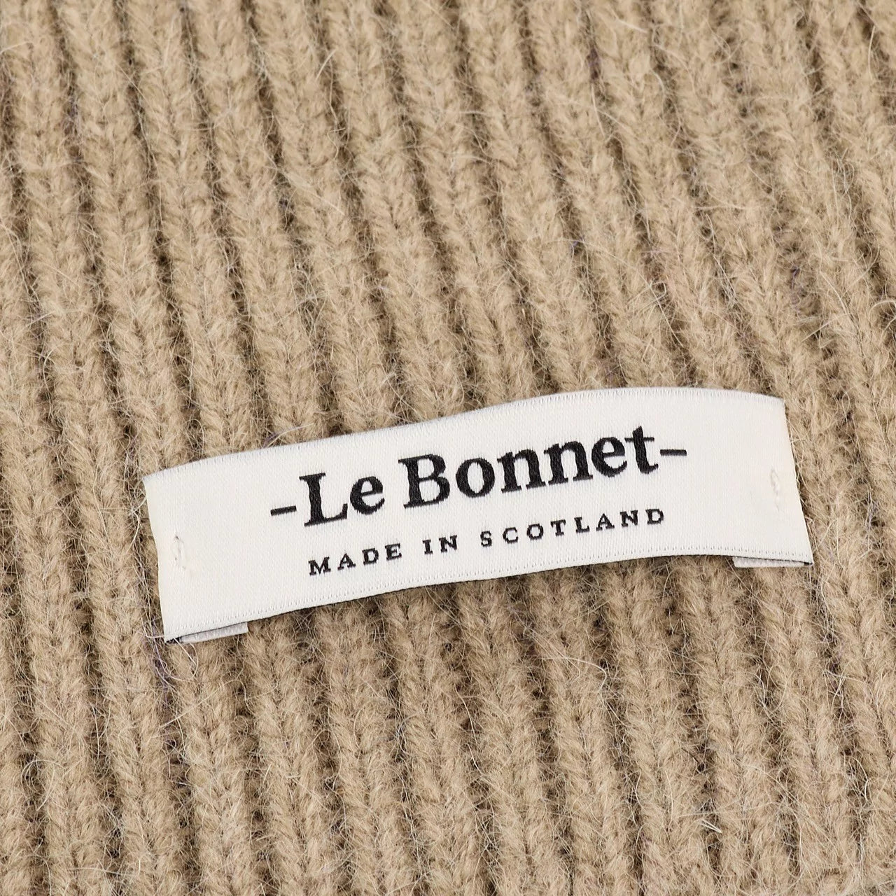 Beanie in der Farbe Clay von Le Bonnet bei Frau Rabe im Concept Store Die Halle