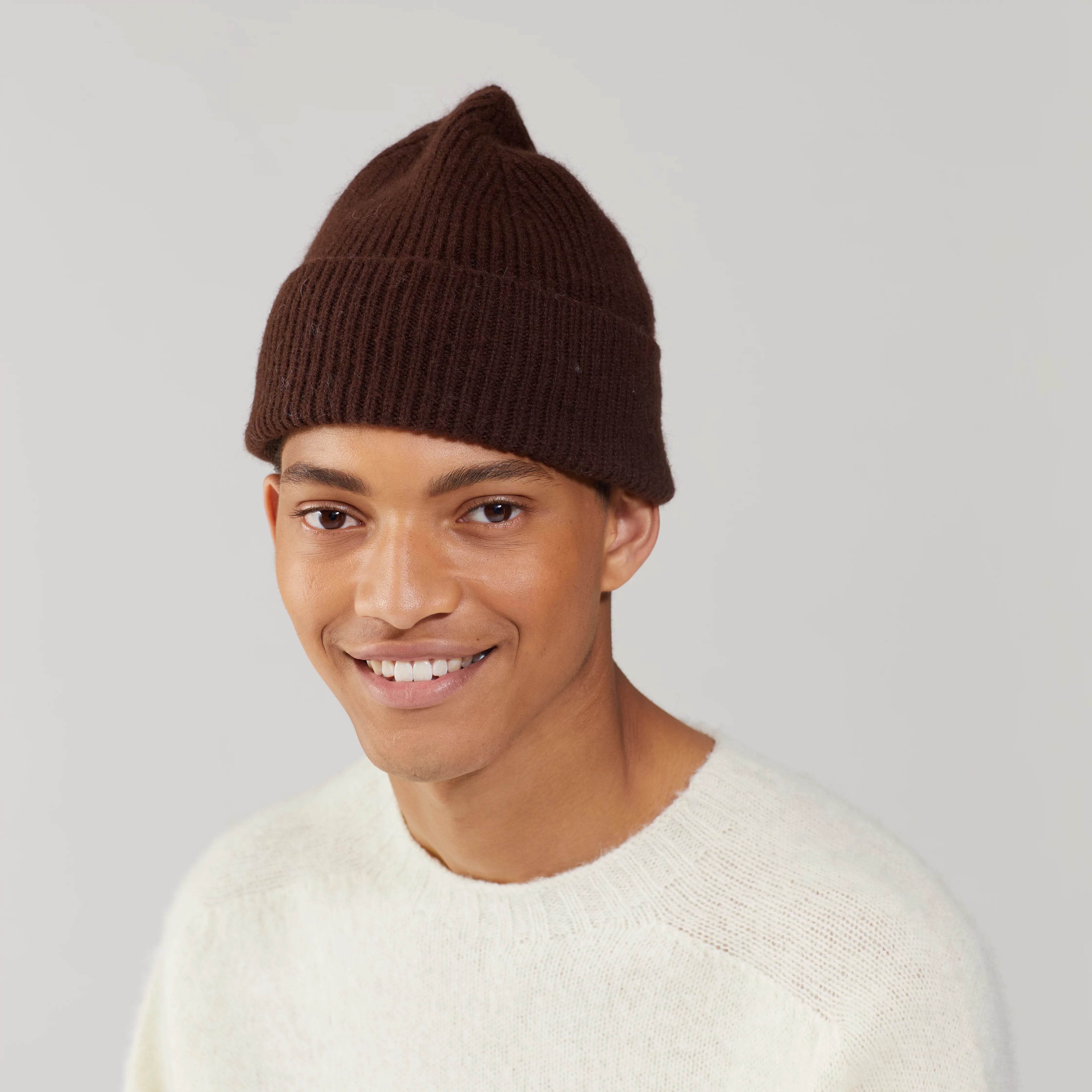 Beanie in der Farbe Gingerbread von Le Bonnet bei Frau Rabe im Concept Store Die Halle