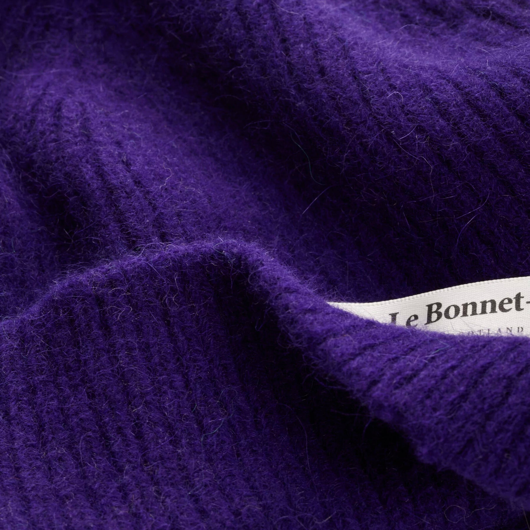 Beanie in der Farbe Indigo von Le Bonnet bei Frau Rabe im Concept Store Die Halle