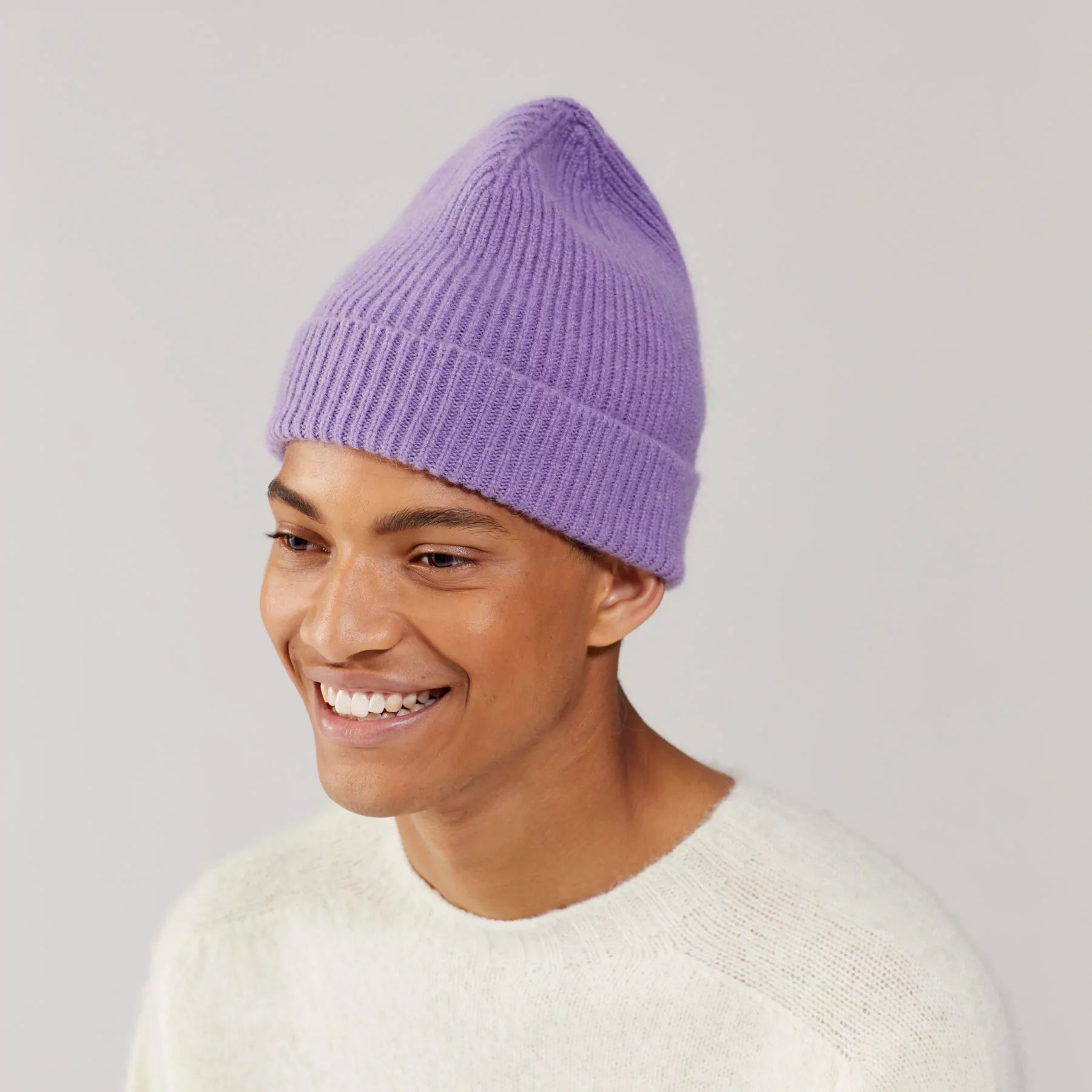 Beanie in der Farbe Lavender von einem Model getragen von Le Bonnet bei Frau Rabe im Concept Store Die Halle