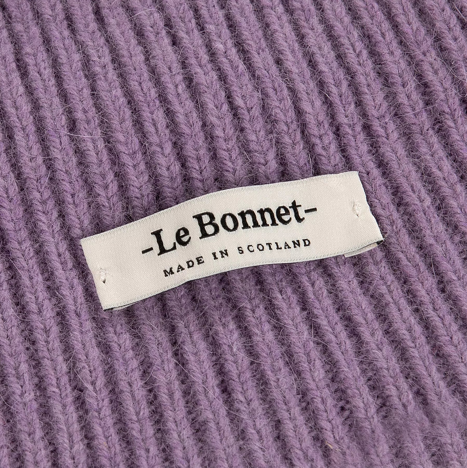 Beanie in der Farbe Lavender von Le Bonnet bei Frau Rabe im Concept Store Die Halle