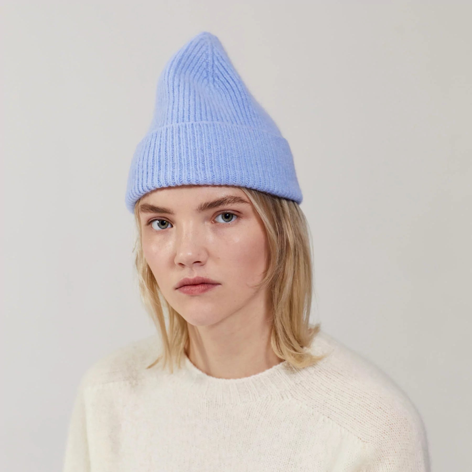 Beanie in der Farbe Light Blue Sky von Le Bonnet bei Frau Rabe im Concept Store Die Halle
