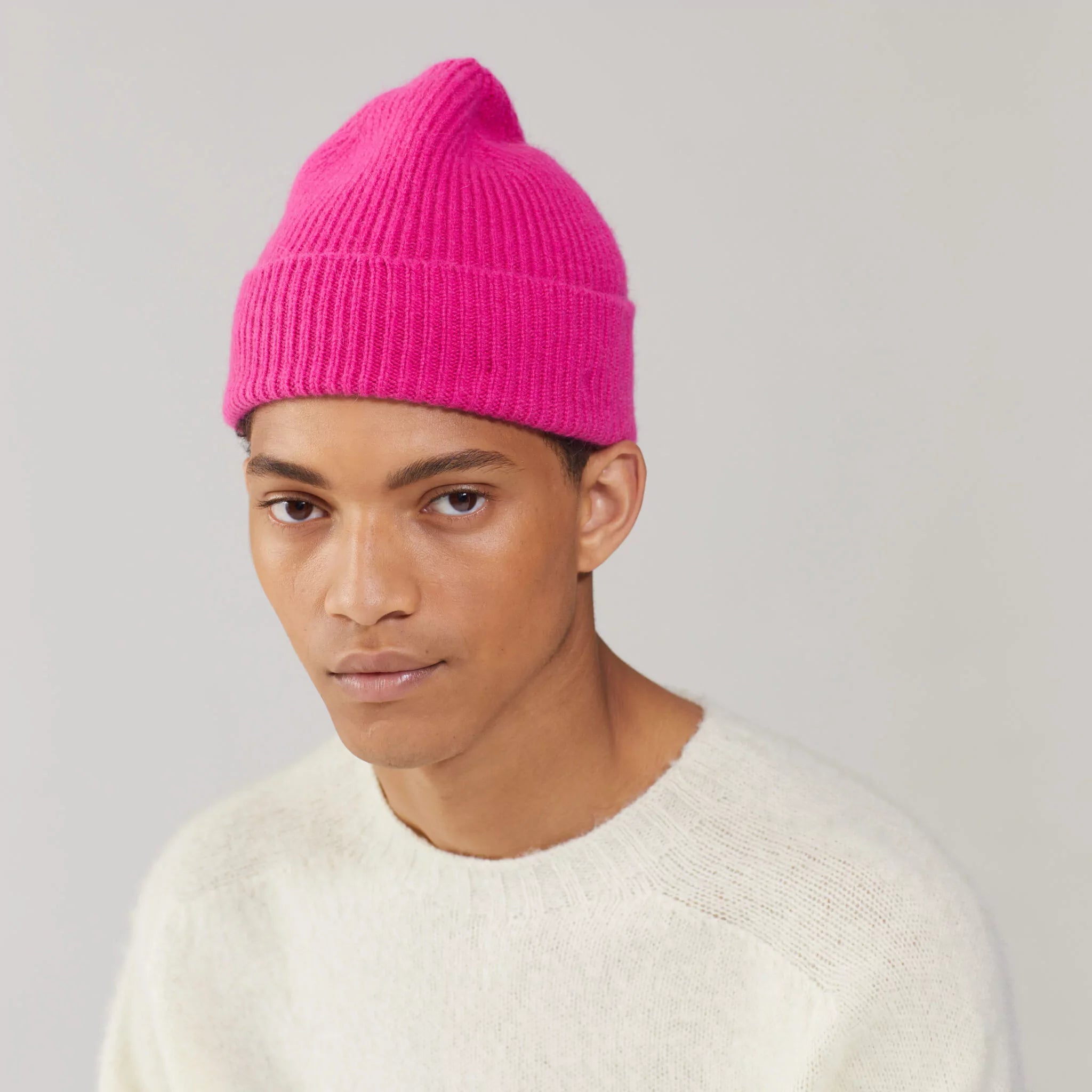 Beanie in der Farbe Lipstick von Le Bonnet bei Frau Rabe im Concept Store Die Halle