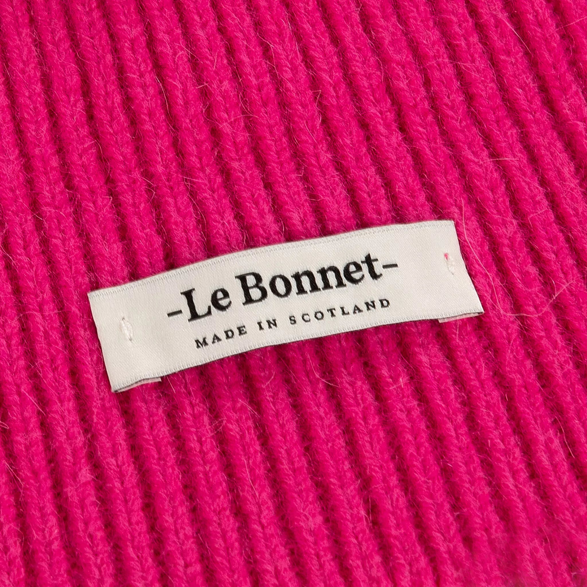 Beanie in der Farbe Lipstick von Le Bonnet bei Frau Rabe im Concept Store Die Halle