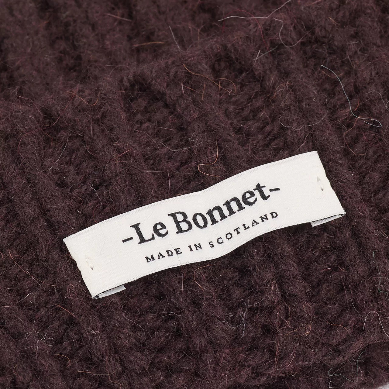 Beanie Logo in der Farbe Espresso von Le Bonnet bei Frau Rabe im Concept Store Die Halle