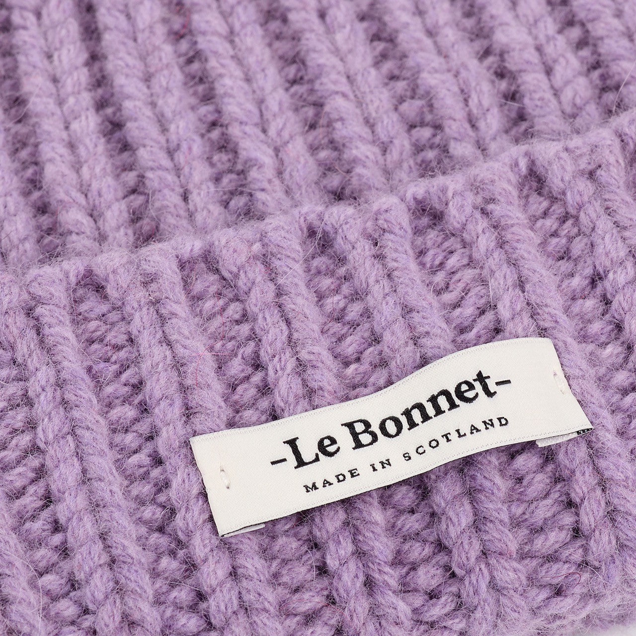 Beanie Logo in der Farbe Lavender von Le Bonnet bei Frau Rabe im Concept Store Die Halle