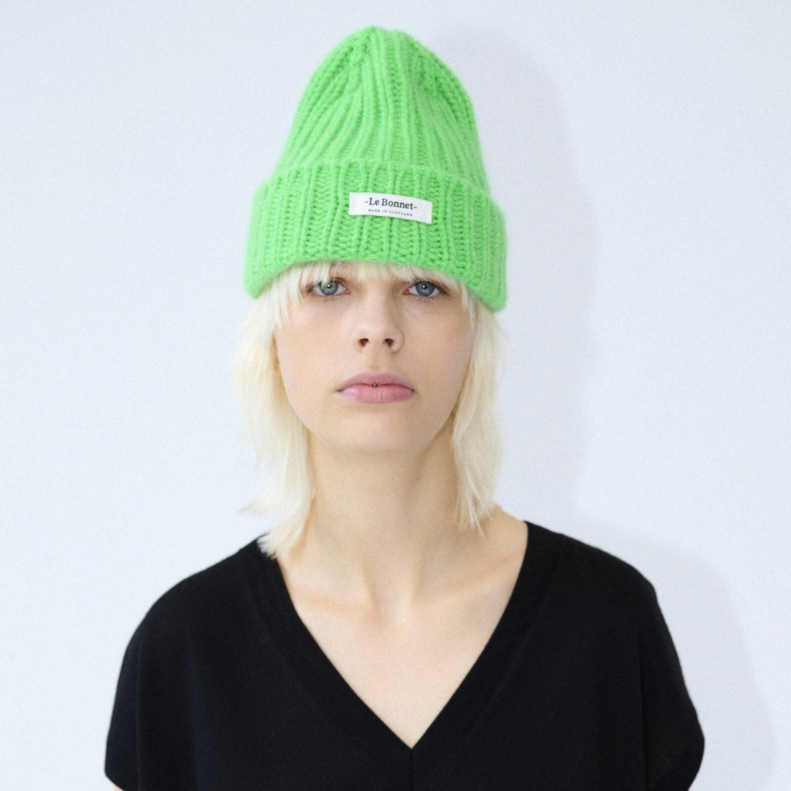 Beanie Logo in der Farbe Neon Green von Le Bonnet bei Frau Rabe im Concept Store Die Halle