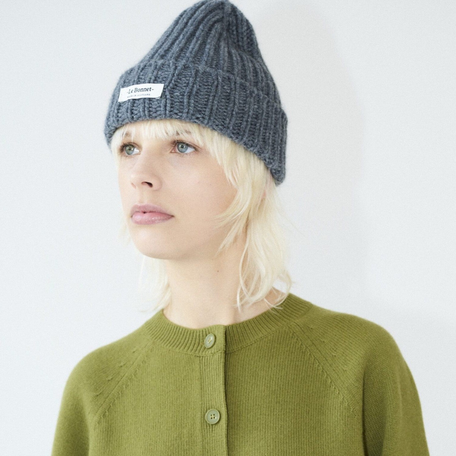 Beanie Logo in der Farbe Slate Grey von Le Bonnet bei Frau Rabe im Concept Store Die Halle