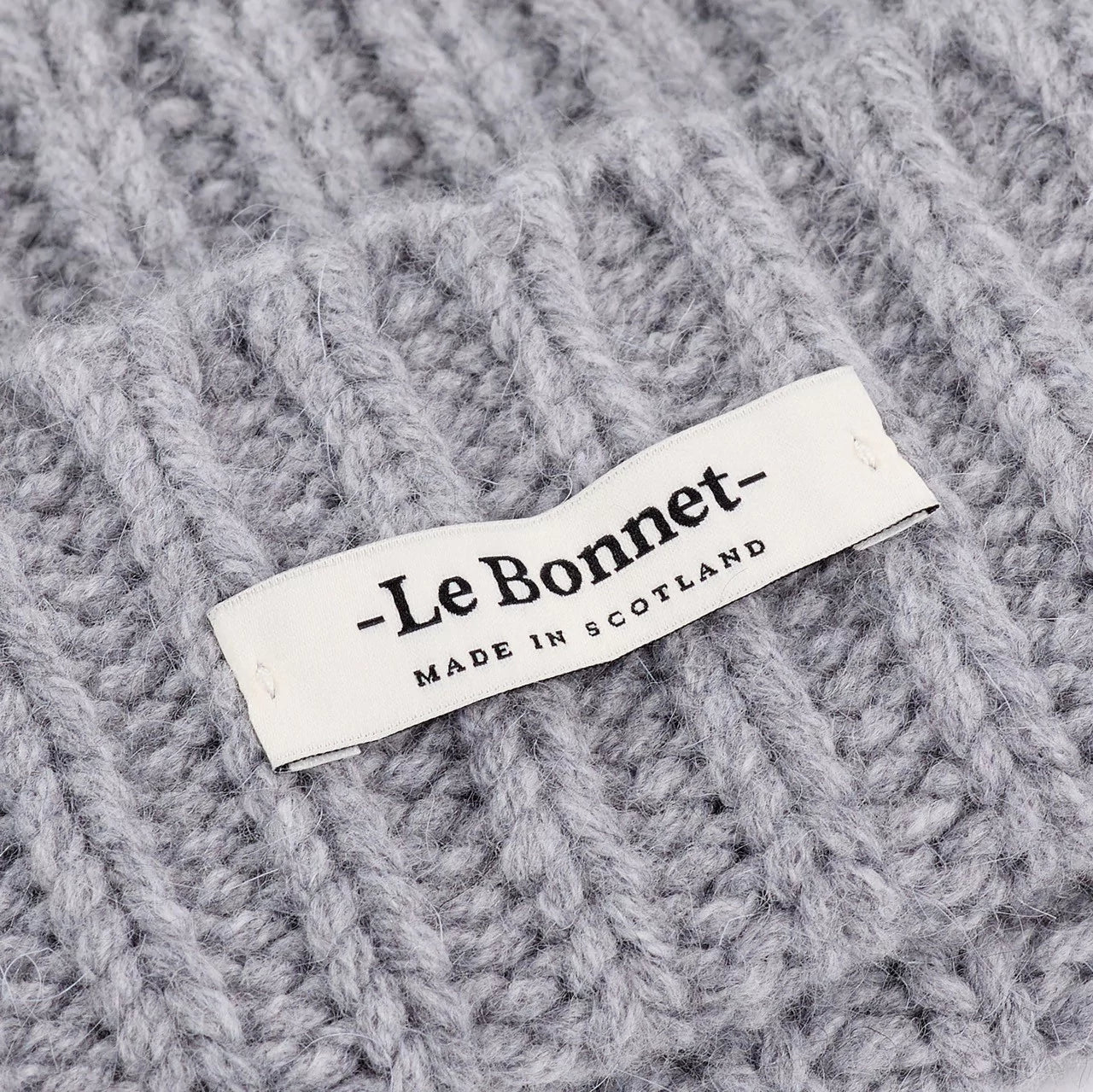 Beanie Logo in der Farbe Smoke von Le Bonnet bei Frau Rabe im Concept Store Die Halle
