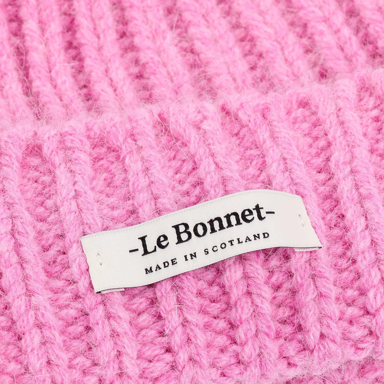 Beanie Logo in der Farbe Taffy von Le Bonnet bei Frau Rabe im Concept Store Die Halle