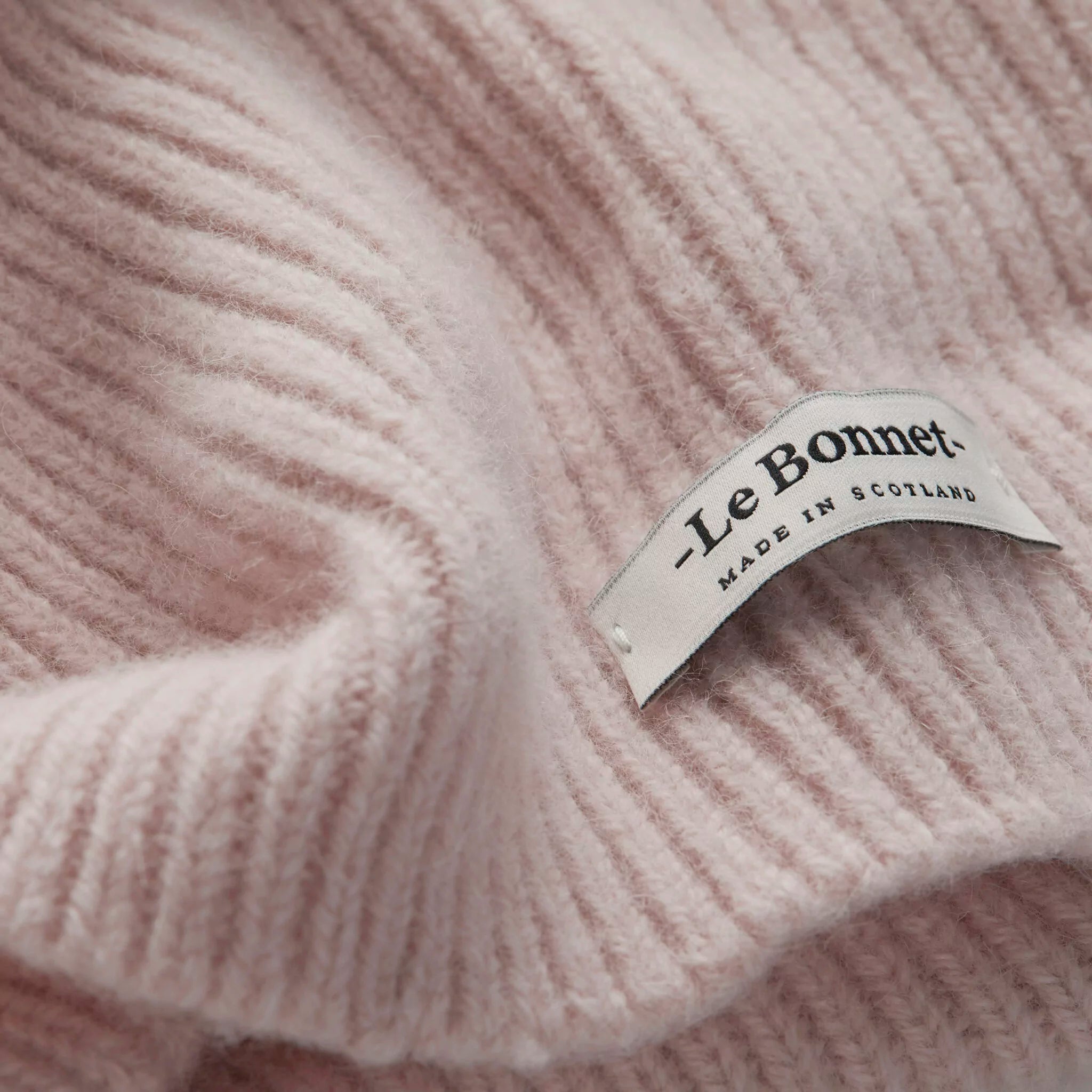 Beanie in der Farbe Misty Rose von Le Bonnet bei Frau Rabe im Concept Store Die Halle