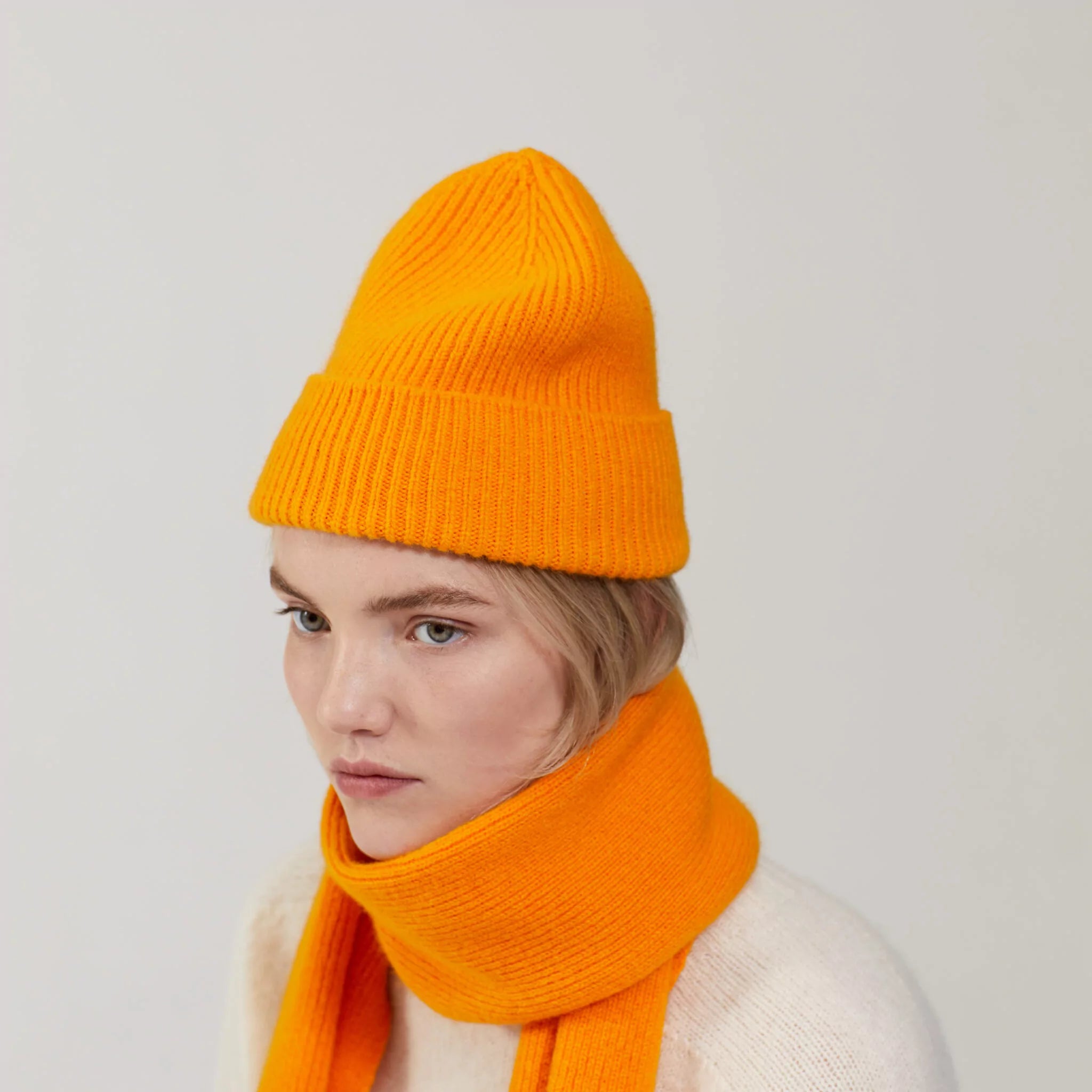 Beanie in der Farbe Orange Peel von Le Bonnet bei Frau Rabe im Concept Store Die Halle