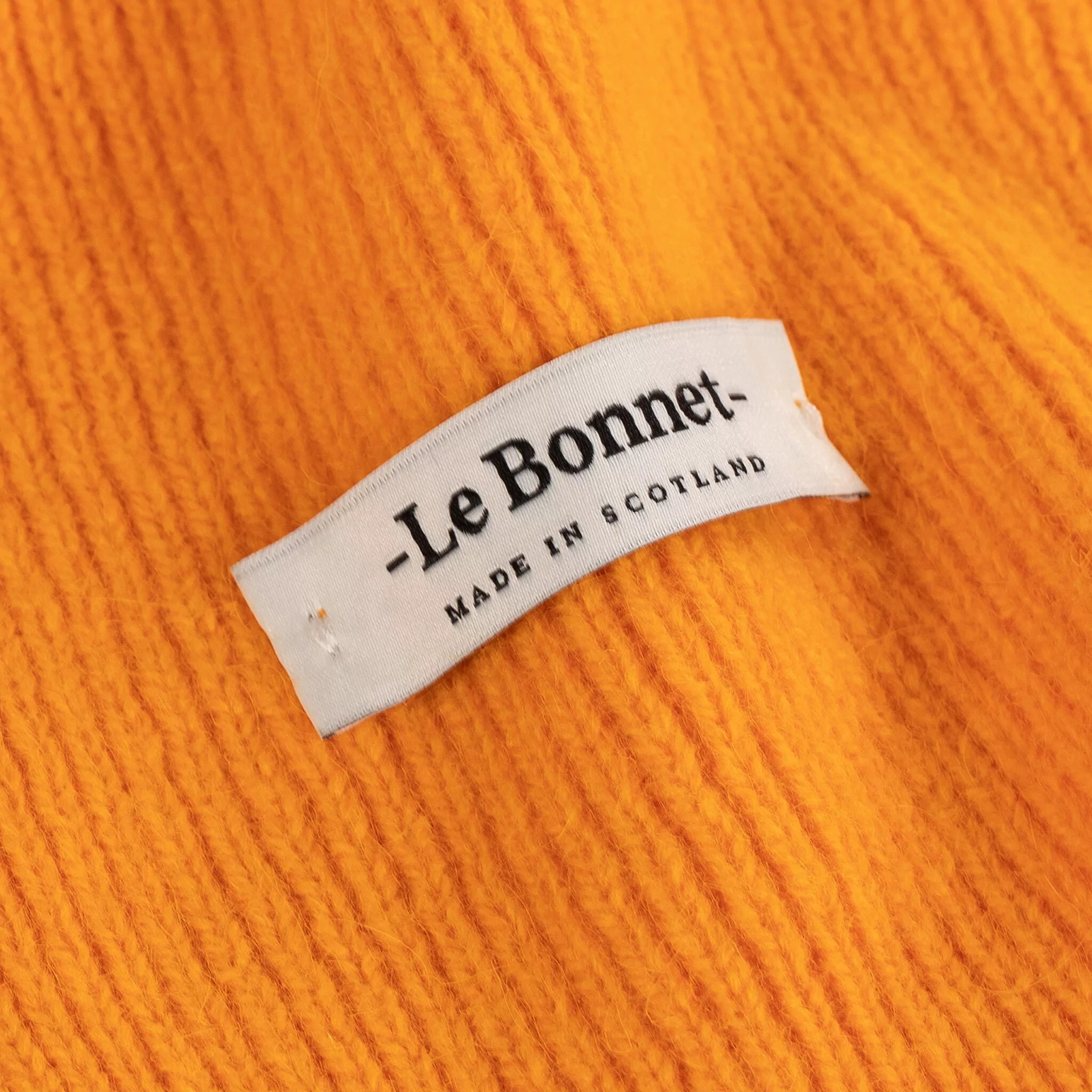 Beanie in der Farbe Orange Peel von Le Bonnet bei Frau Rabe im Concept Store Die Halle