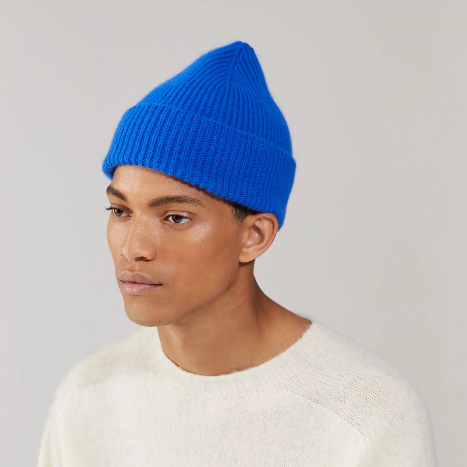 Beanie in der Farbe Royal Azure von Le Bonnet bei Frau Rabe im Concept Store Die Halle