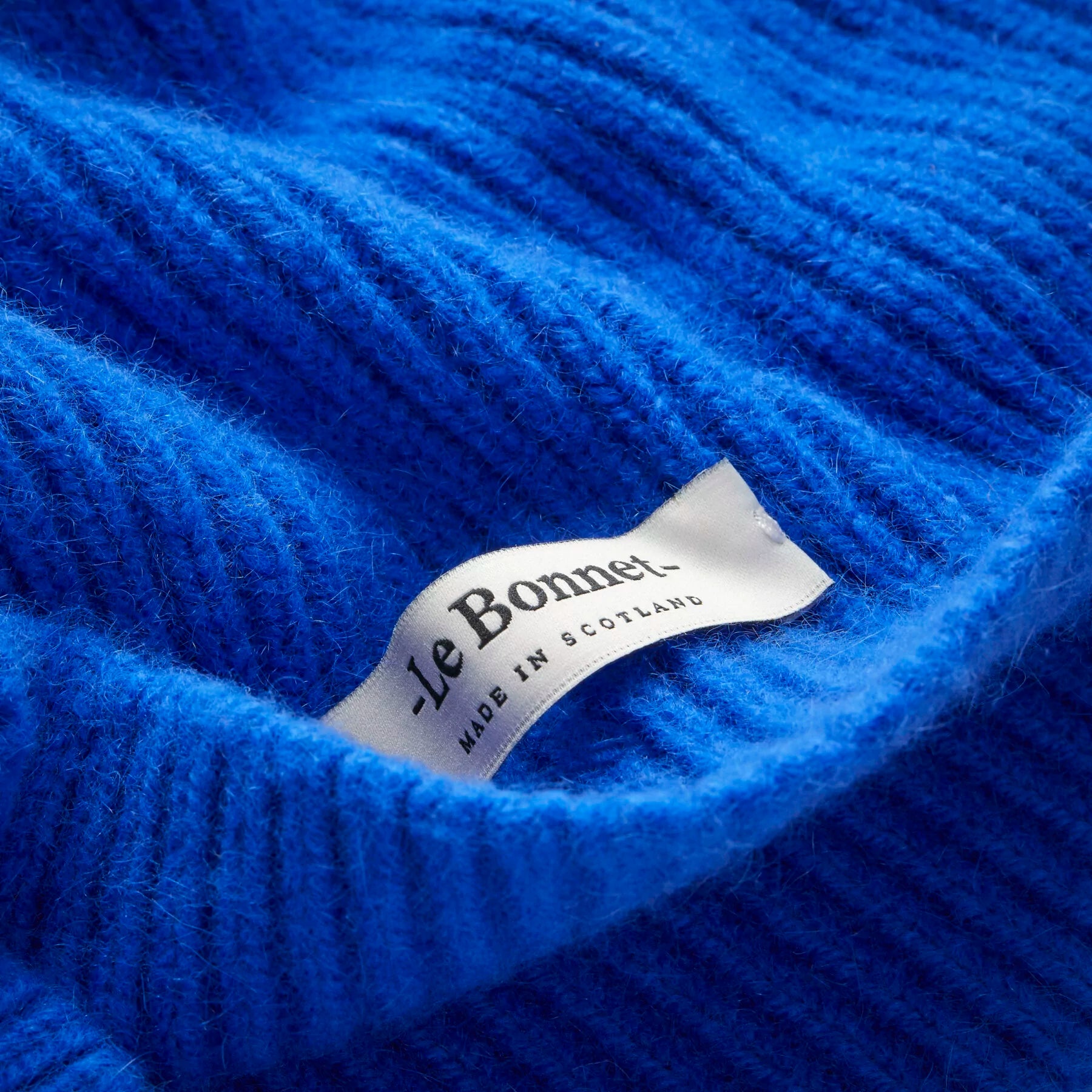 Beanie in der Farbe Royal Azure von Le Bonnet bei Frau Rabe im Concept Store Die Halle