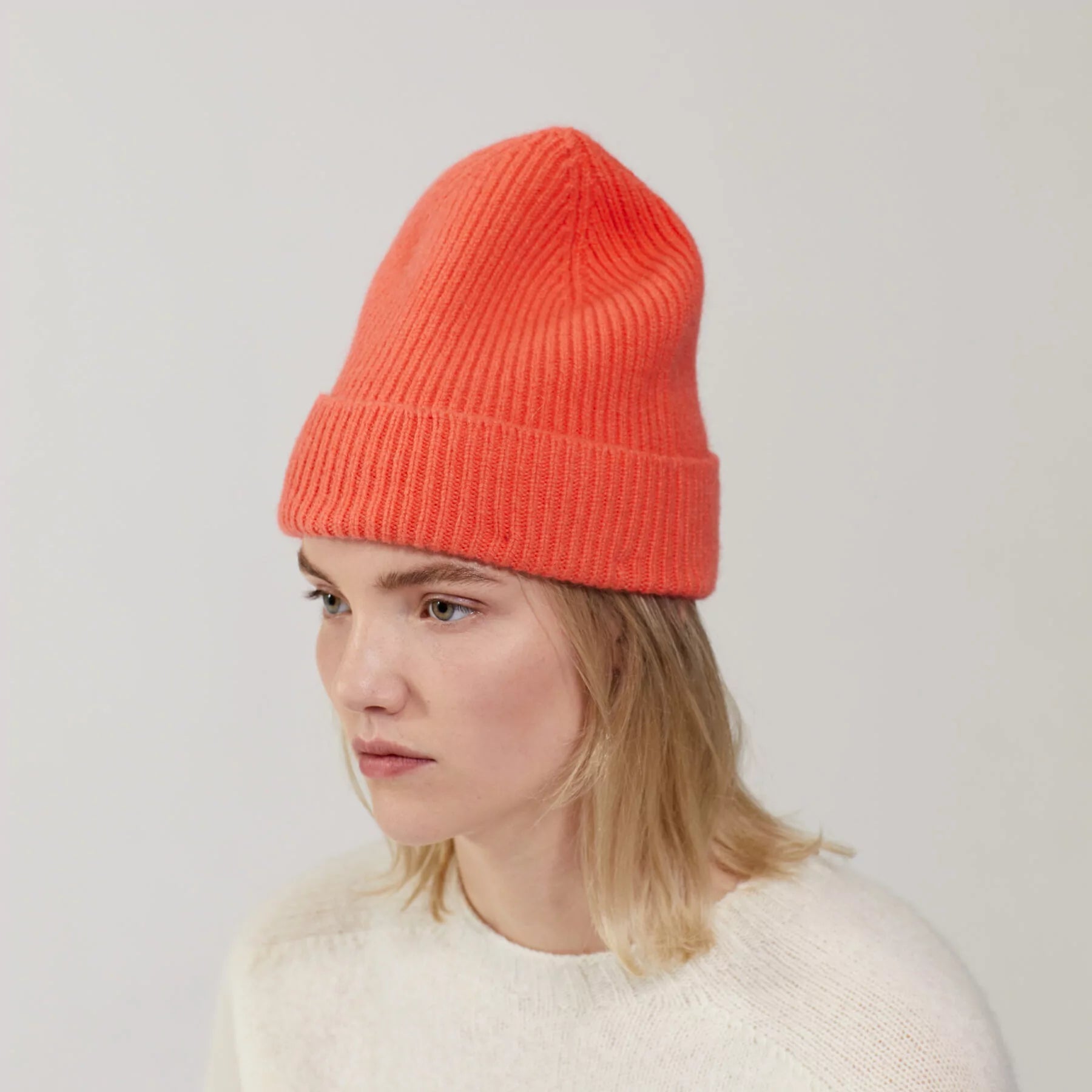 Beanie in der Farbe Salmon von Le Bonnet bei Frau Rabe im Concept Store Die Halle