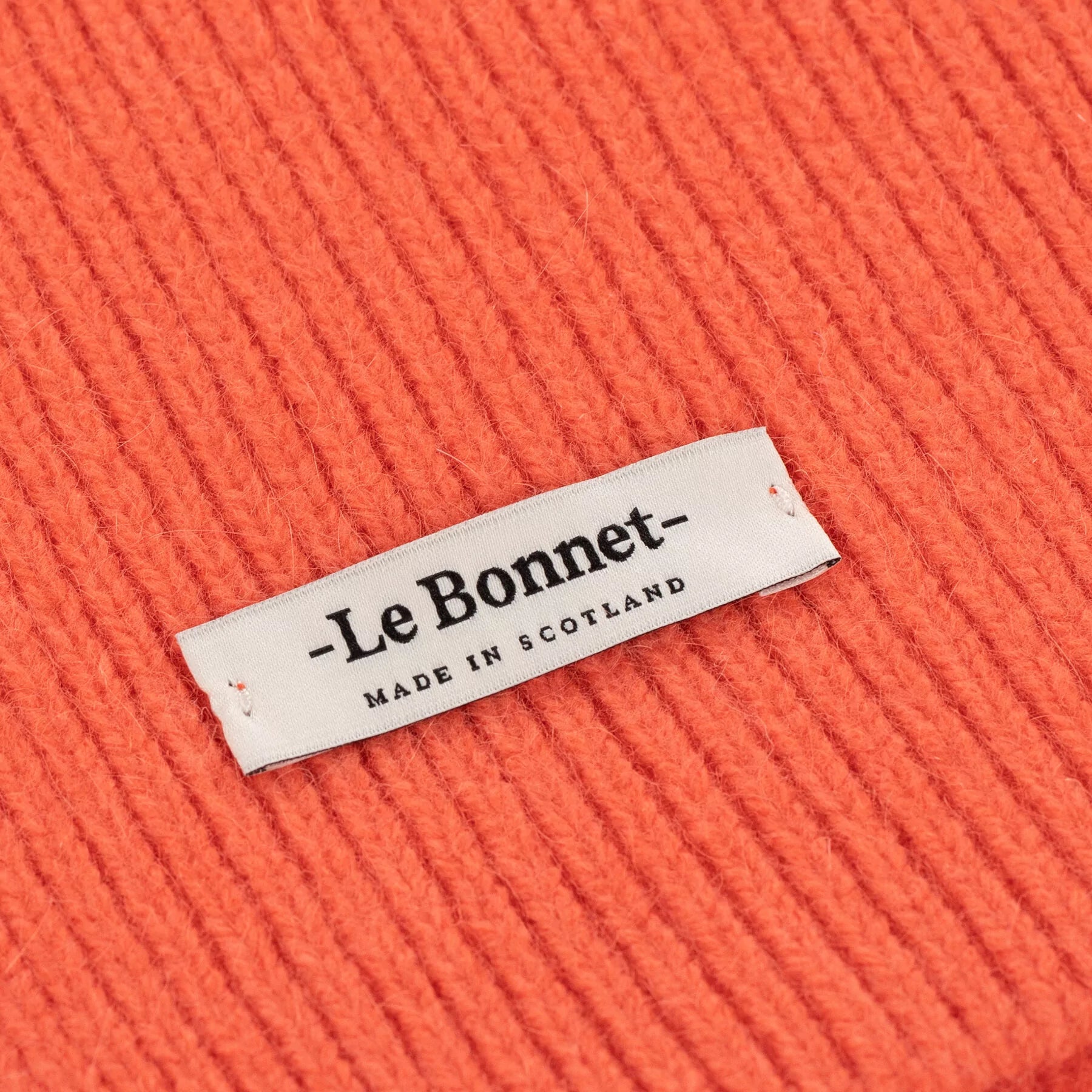 Beanie in der Farbe Salmon von Le Bonnet bei Frau Rabe im Concept Store Die Halle