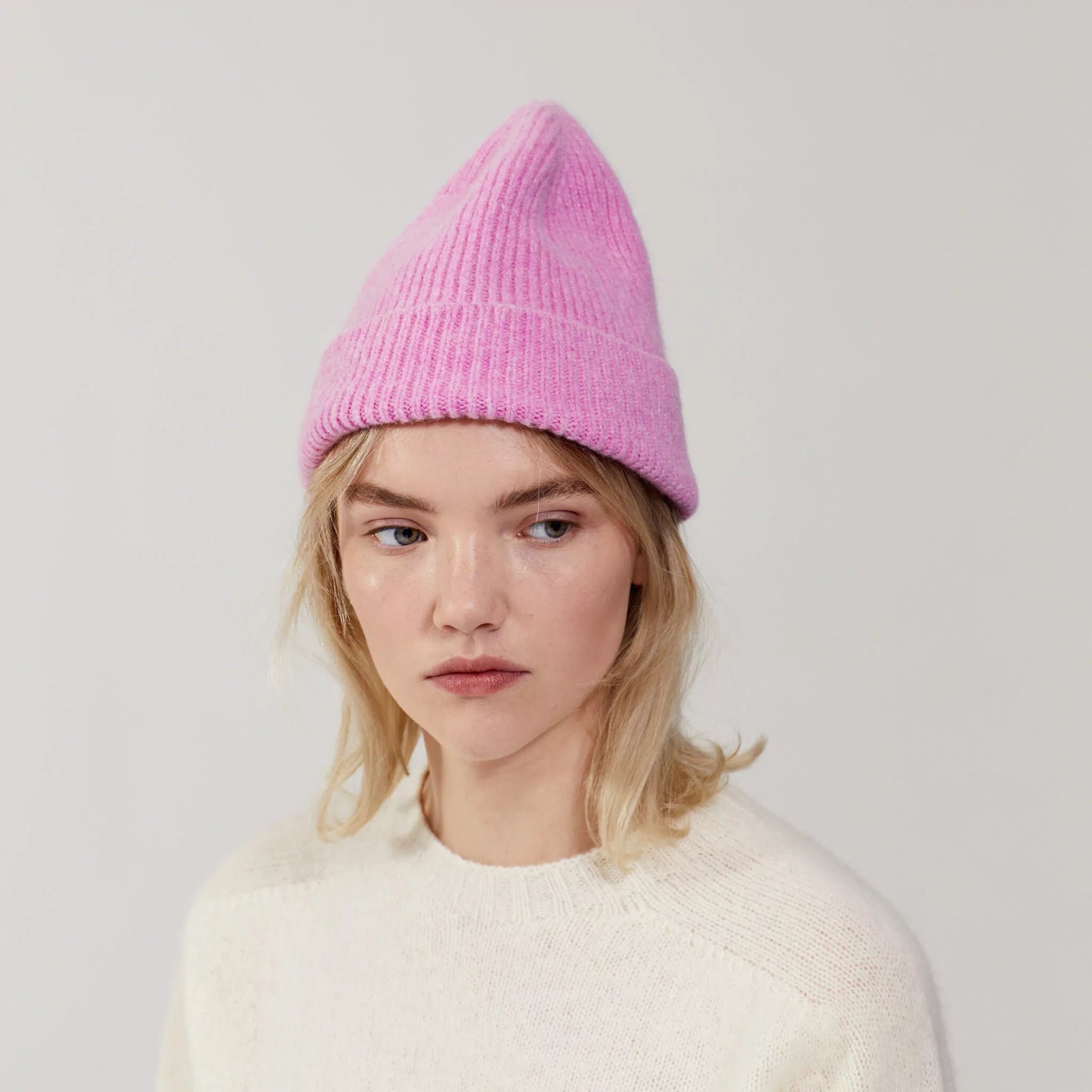 Beanie in der Farbe Taffy von Le Bonnet bei Frau Rabe im Concept Store Die Halle