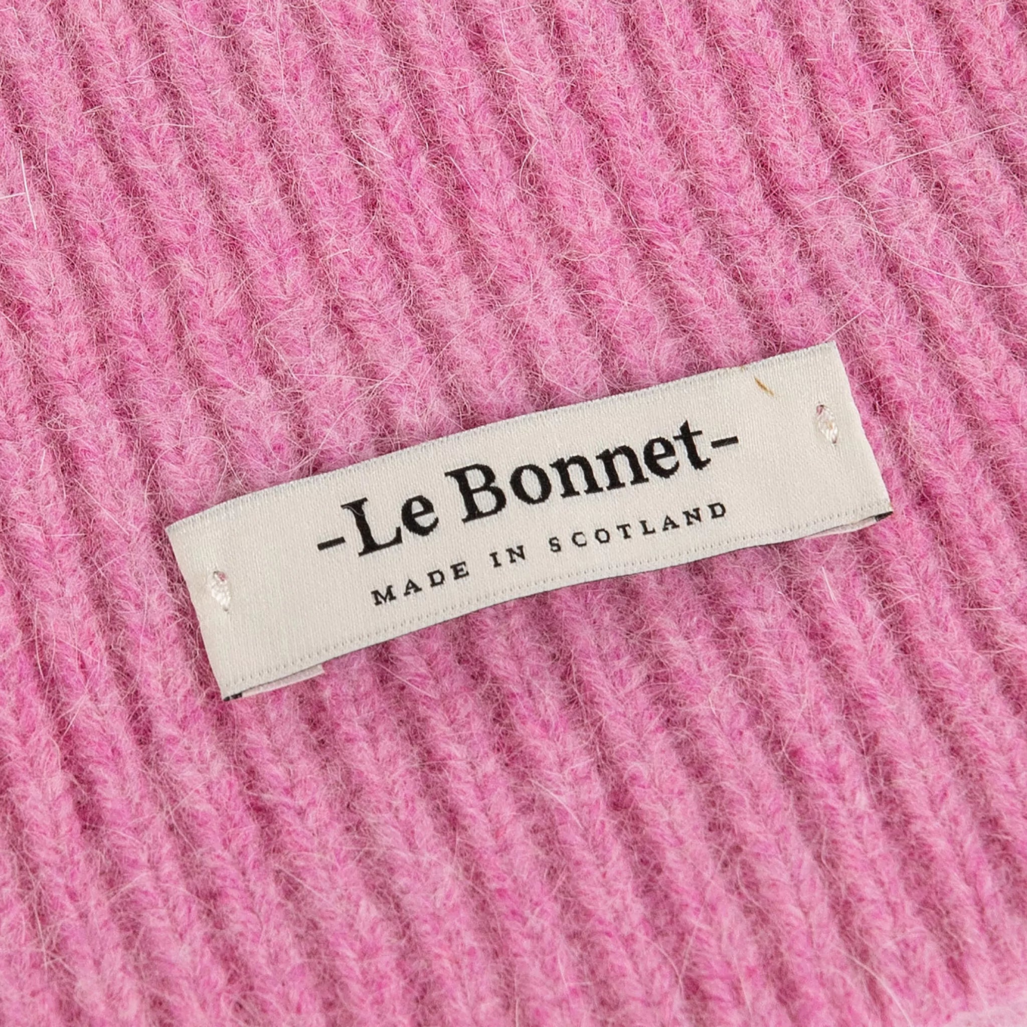 Beanie in der Farbe Taffy von Le Bonnet bei Frau Rabe im Concept Store Die Halle