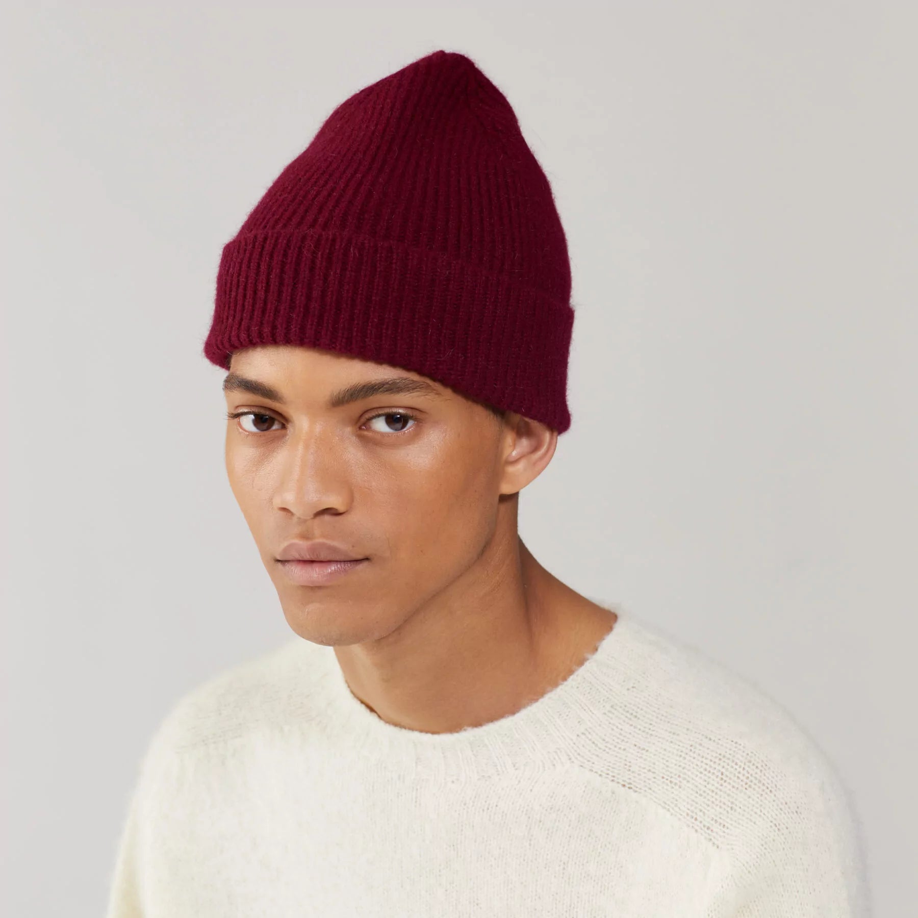 Beanie in der Farbe Wine von Le Bonnet bei Frau Rabe im Concept Store Die Halle