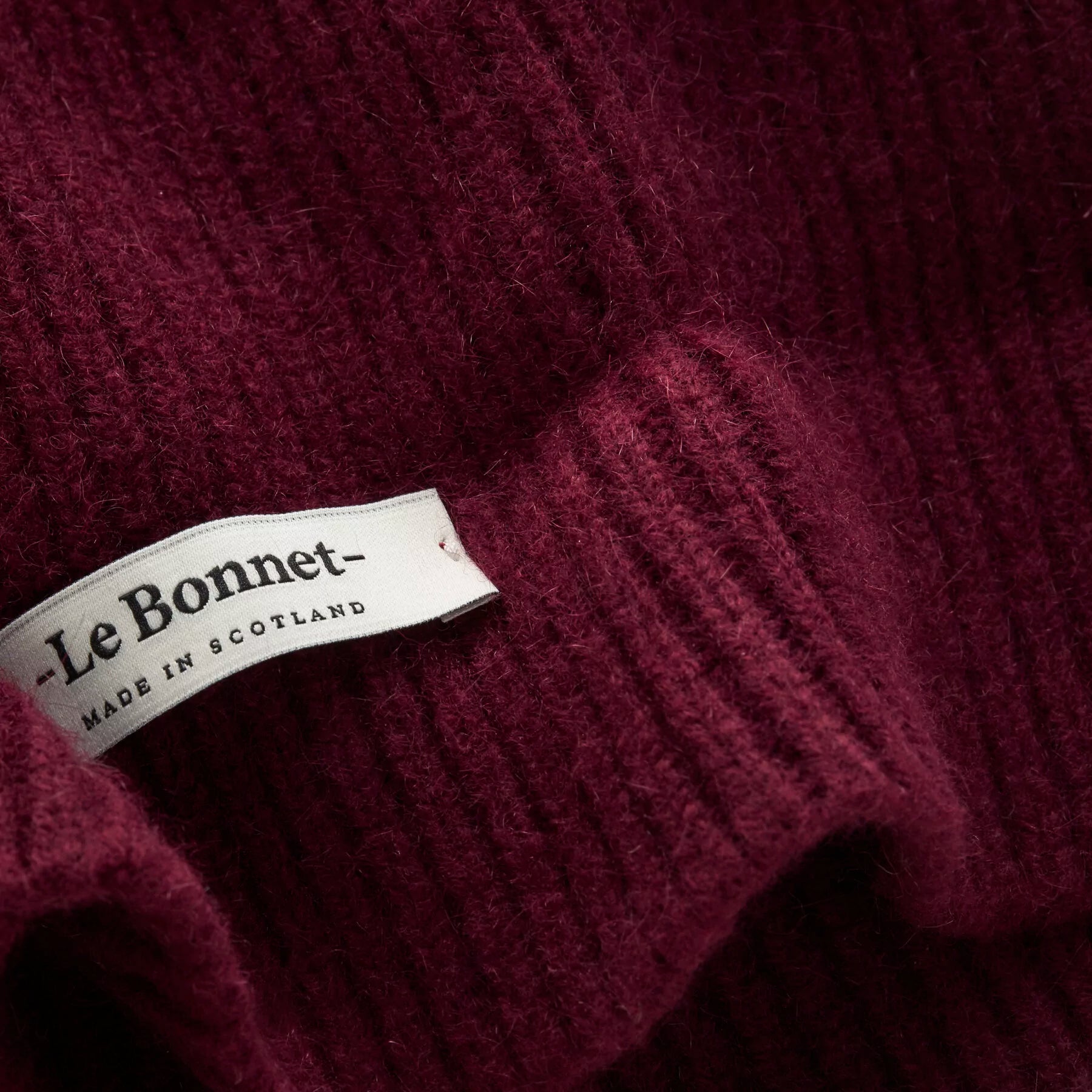 Beanie in der Farbe Wine von Le Bonnet bei Frau Rabe im Concept Store Die Halle
