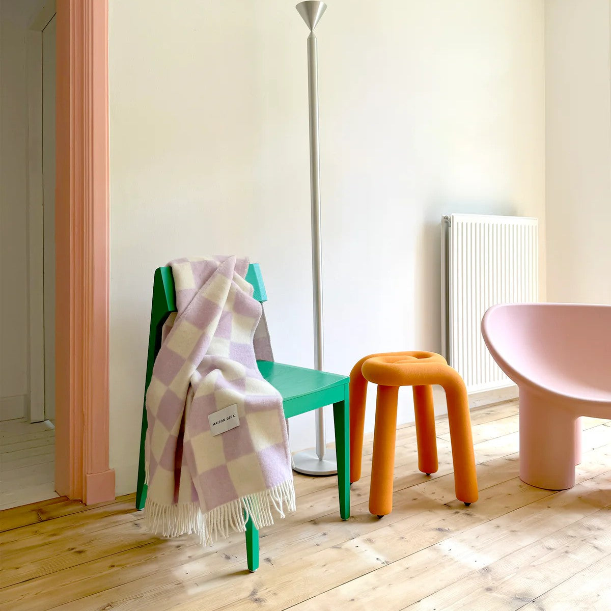 Wolldecke Checkerboard Blanket XL in der Farbe Lila und Weiß von Maison Deux bei Frau Rabe im Concept Store Die Halle