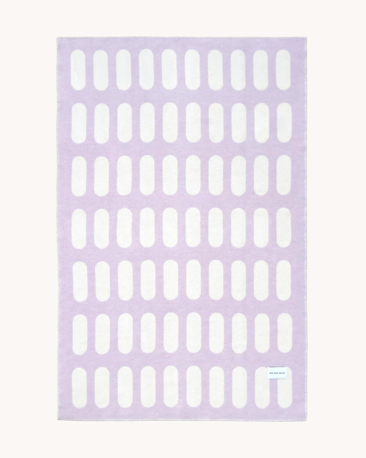 Wolldecke Chill Pill Blanket in der Farbe Lilac von Maison Deux bei Frau Rabe im Concept Store Die Halle