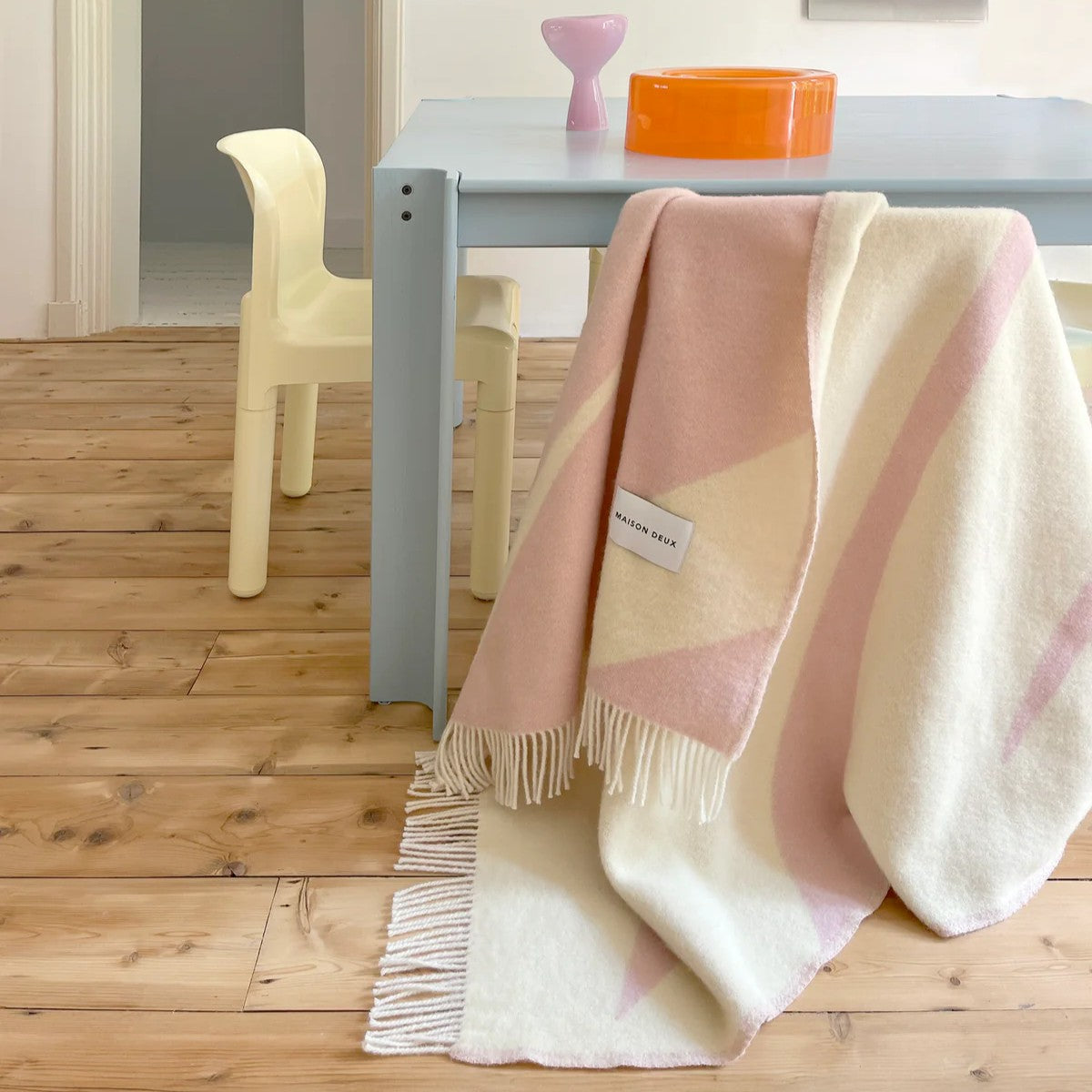 Wolldecke Swirl Blanket in der Farbe Butter Yellow und Pink von Maison Deux bei Frau Rabe im Concept Store Die Halle