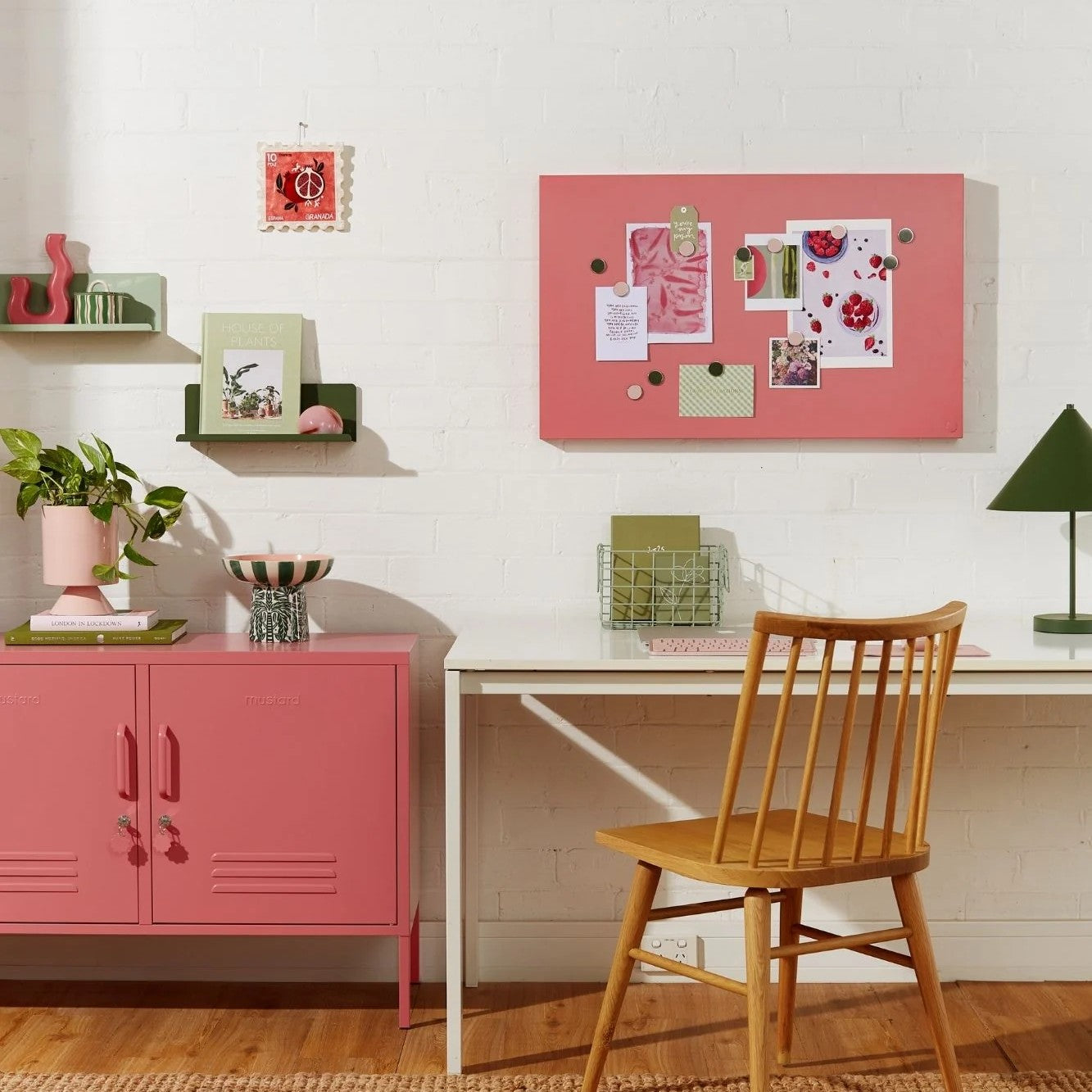 Magnetwand The Storyboard in berry von Mustard Made bei Frau Rabe im Concept Store Die Halle