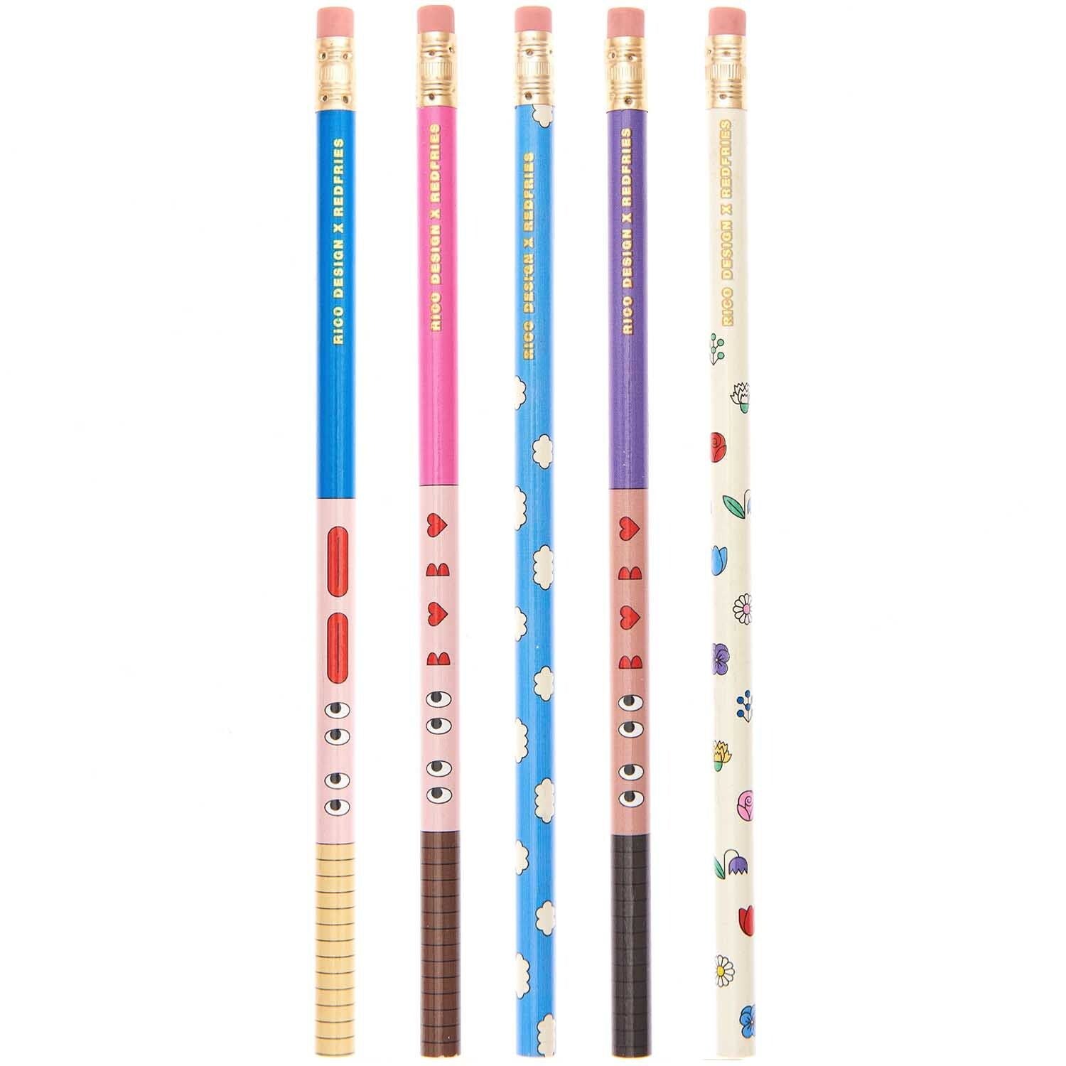 Fünf Rico Design x Redfries Eye Candy Bleistifte einzeln nebeneinander - mit Augen-, Herz-, Wolken-, Blumen- und grafischen Mustern, rosa Radiergummi