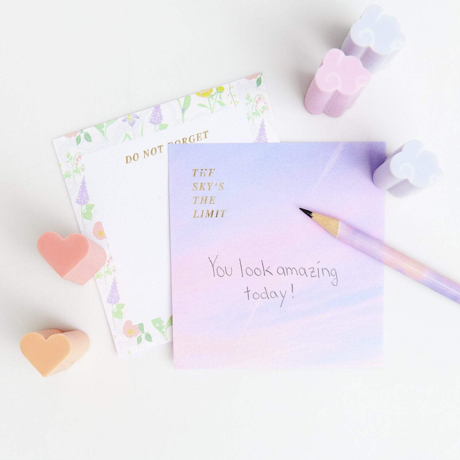 Paper Poetry Herz-Radiergummis in Peach und Rosa zusammen mit Notizkarten und buntem Bleistift auf hellem Untergrund