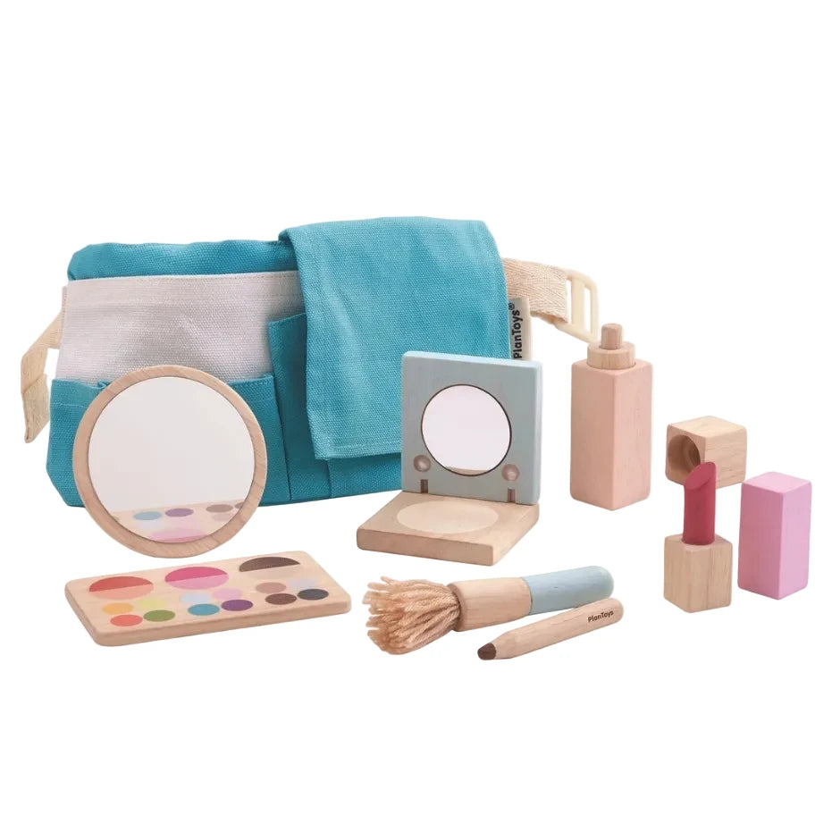Holz-Schminkset mit Spiegel, Pinsel, Make-up-Elementen und kleiner Hüfttasche in sanften Farben.