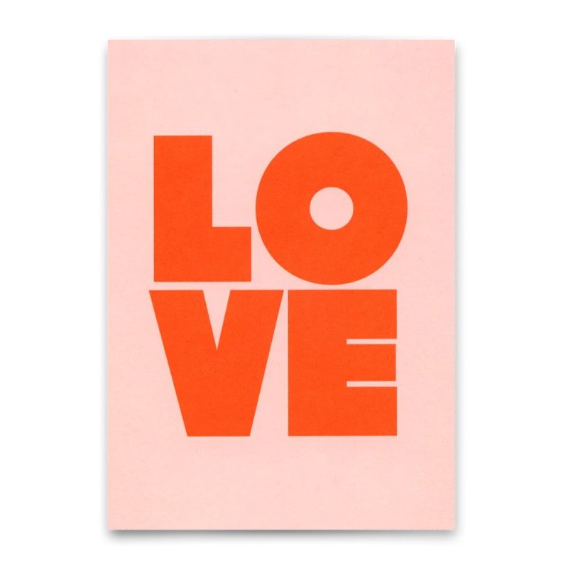 Postkarte "Love Red" mit großem roten LOVE-Schriftzug in Blockbuchstaben auf zartrosa Hintergrund
