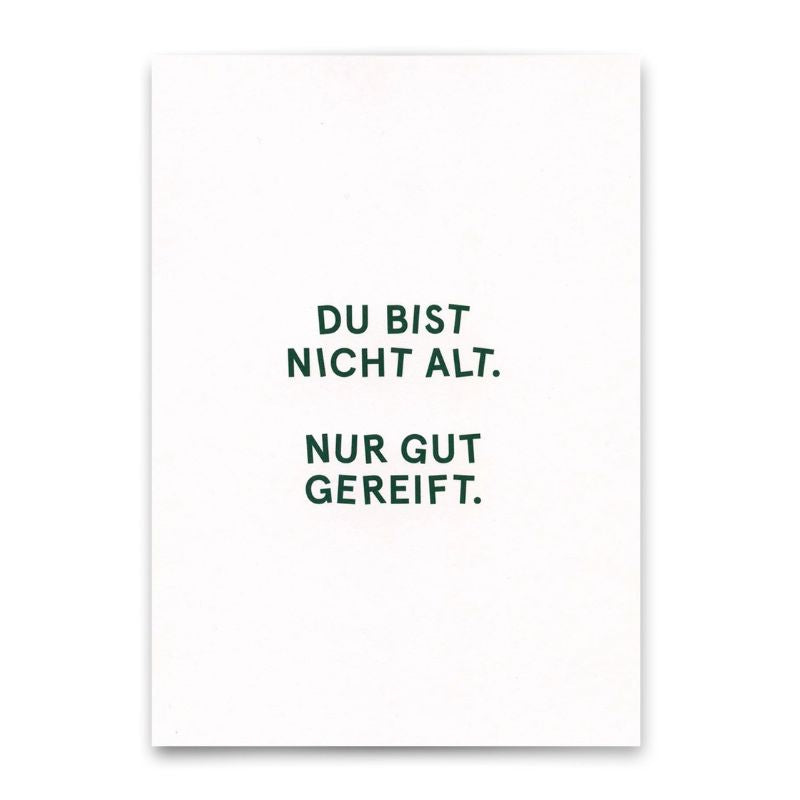 Postkarte mit dunkelgrünem Schriftzug "Du bist nicht alt. Nur gut gereift." auf cremefarbenem Hintergrund