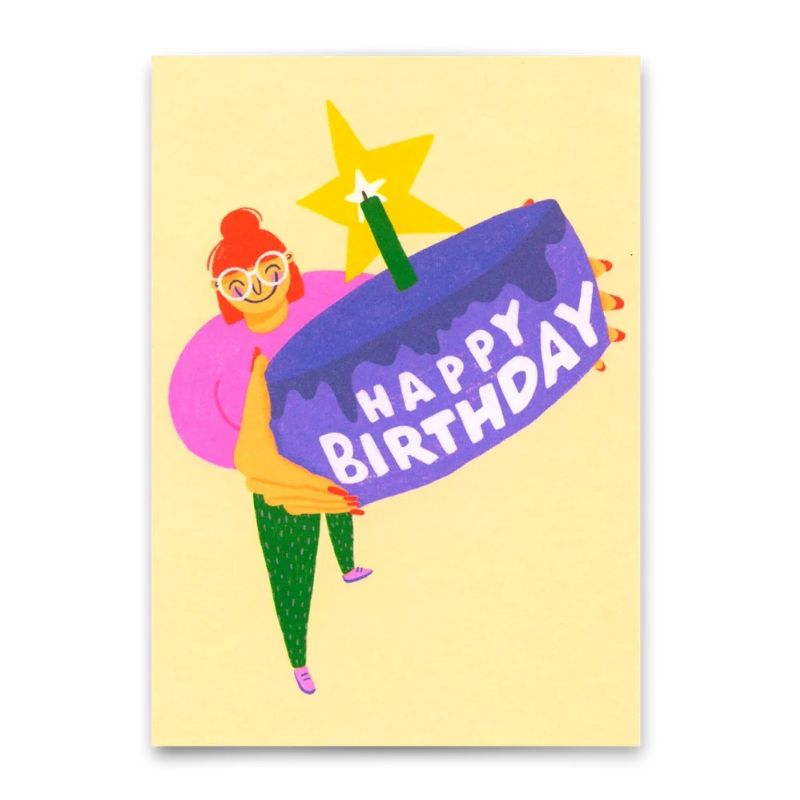 Postkarte mit Illustration einer lachenden Frau, die eine große lila Geburtstagstorte mit Kerze und Schriftzug "Happy Birthday" trägt, auf gelbem Hintergrund
