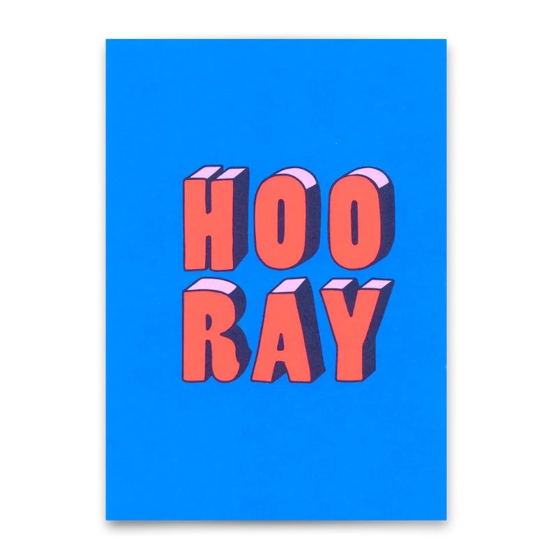 Postkarte mit plastisch wirkendem koralligem 3D-Schriftzug "Hooray" auf blauem Hintergrund
