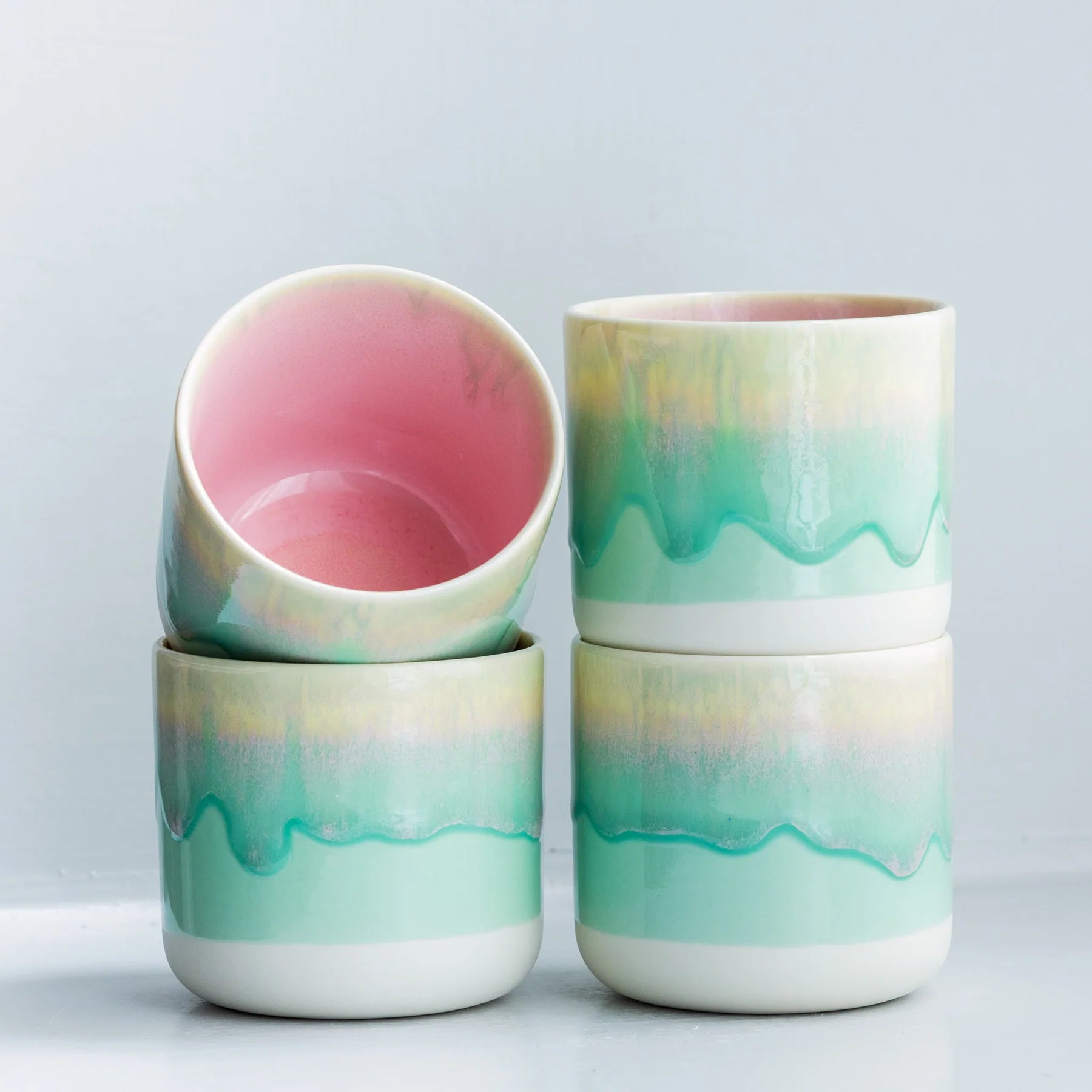 Quench Cup von Studio Arhoj in der Farbe Juicy Guava bei Frau Rabe im Concept Store Die Halle