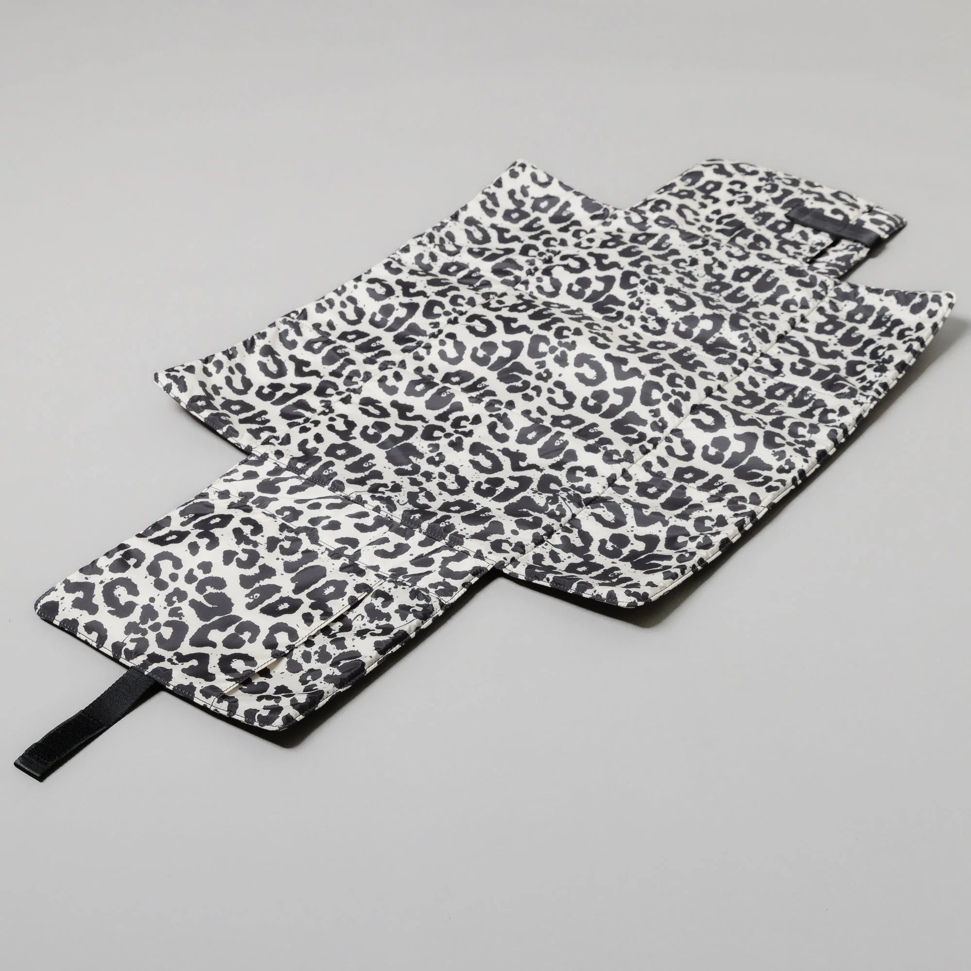 Baby Wickelmatte  | Leo Splashes Leo Black/Sand