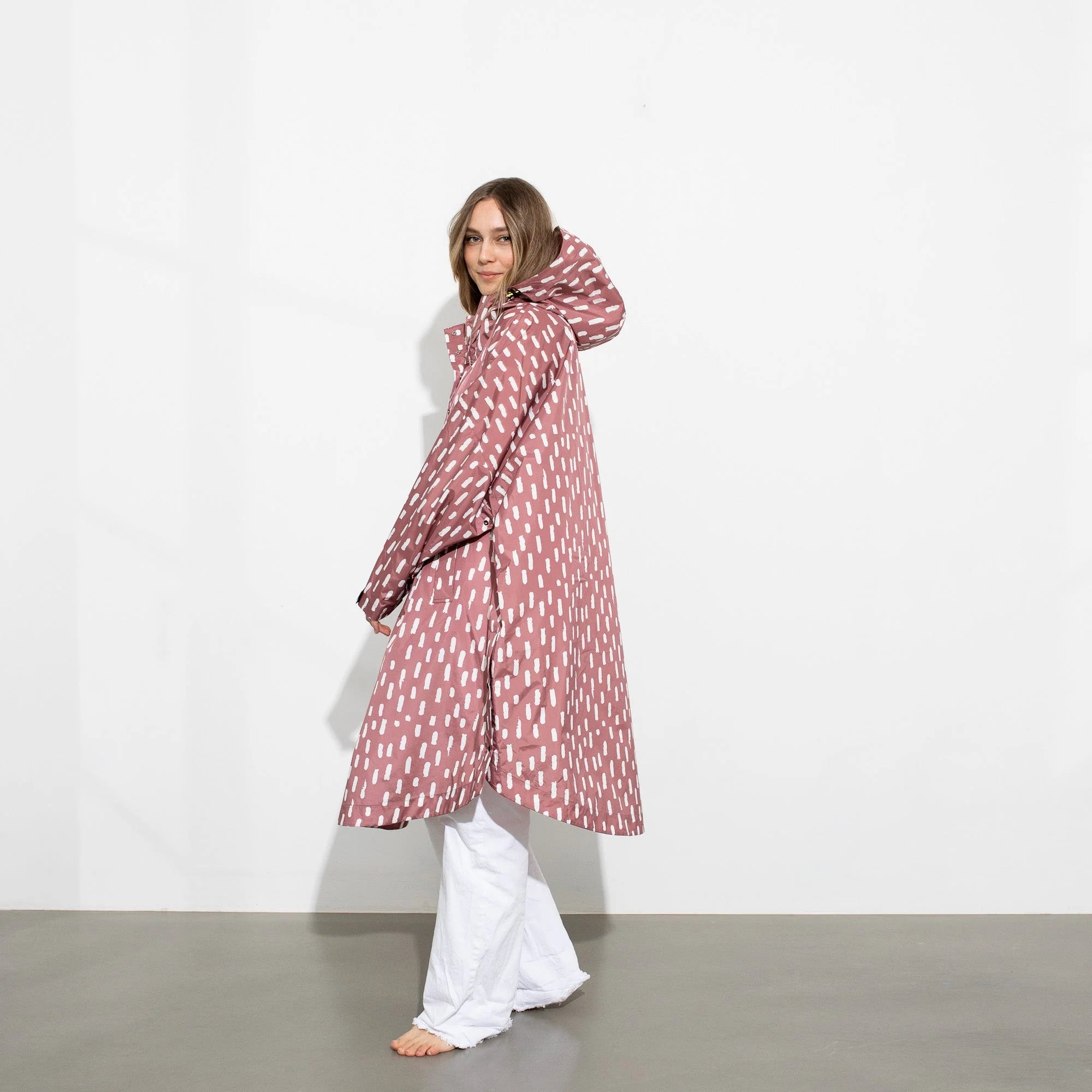 Regenponcho Drops in der Farbe Mauve / White von Vivi Mari bei Frau Rabe