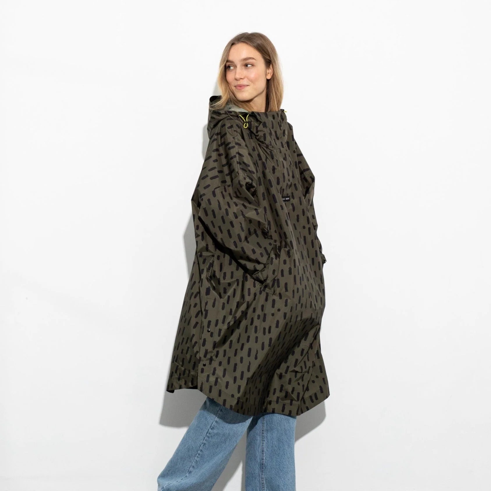 Regenponcho Drops in der Farbe olive / black von Vivi Mari bei Frau Rabe
