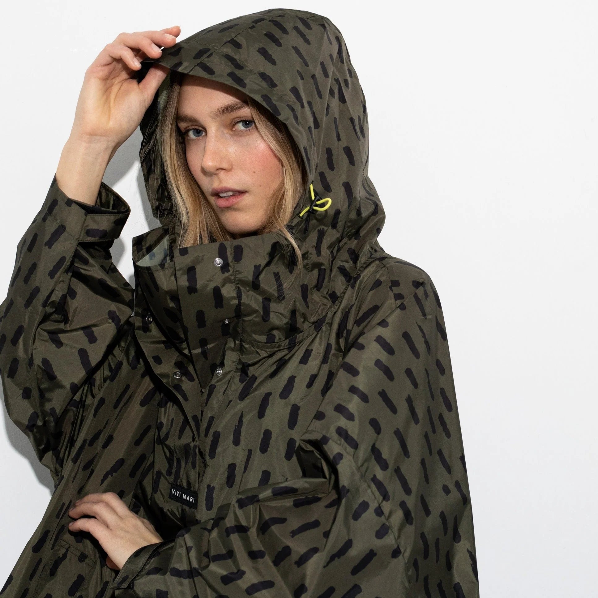 Regenponcho Drops in der Farbe olive / black von Vivi Mari bei Frau Rabe