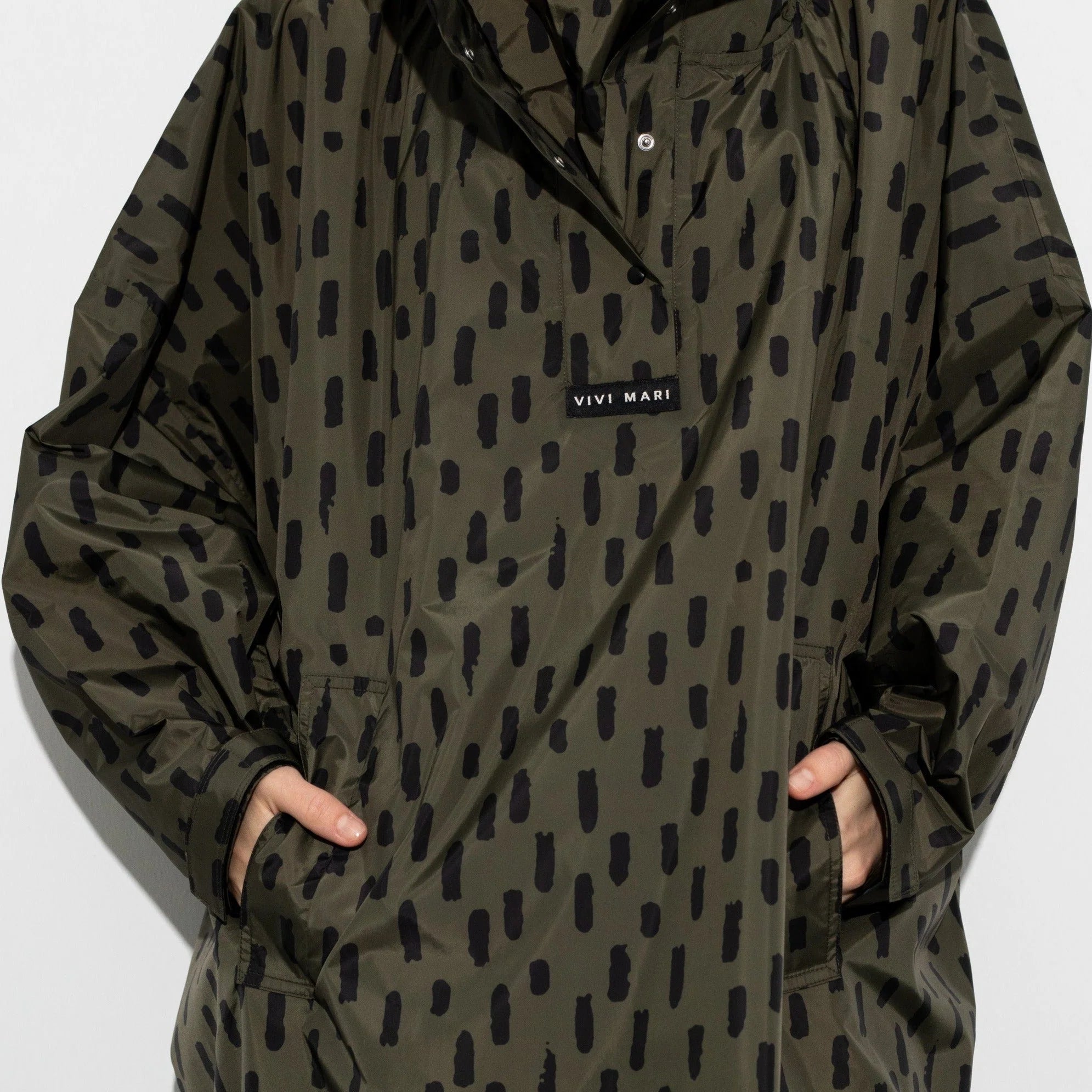 Regenponcho Drops in der Farbe olive / black von Vivi Mari bei Frau Rabe